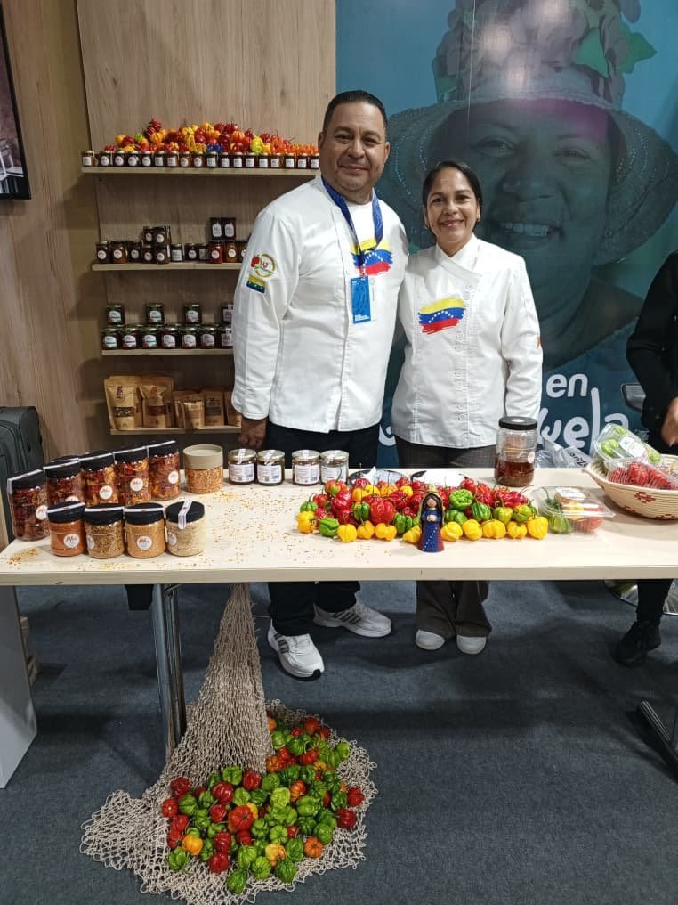 ElNacionalWeb's tweet photo. #13Sep | 🌶️🇻🇪 El ají margariteño tiene una protección que reconoce su identidad y origen, pero enfrenta un desafío que amenaza su futuro: la falta de agua. A dos años de obtener la Indicación Geográfica Protegida, los productores todavía luchan por llevar el cultivo a una escala que permita abastecer el mercado nacional y conquistar mercados internacionales.

🌱 El producto, considerado el primer ají venezolano protegido bajo esta figura, conserva características vinculadas al territorio, las semillas y el conocimiento agrícola de generaciones. Sin embargo, la producción se ha reducido y los agricultores no pueden garantizar los volúmenes necesarios para responder a pedidos internacionales.

✍ @karemwithanem 
📸 Larry Linares / Moi Gourmet 

🔗 Más detalles en nuestra web https://t.co/4F5GX9TMmw