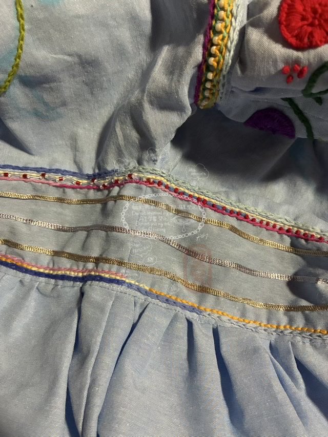 pyama08131's tweet photo. 刺繍ワンピース、後ろ身頃にビーズを使わないようにしたけど、パッと見同じ感じに〜と頑張ろうとしましたが…面倒なので1列で終わらす_(:3」z)_
ぐだぐだになって来た…
一気には頑張れませんわ(飽き性) https://t.co/8jiSXOfvlR