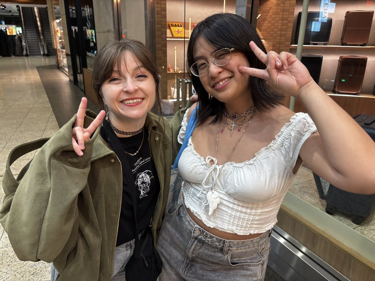 CaitlinDiVA_'s tweet photo. Lizzie meets Lizzie! @LizzieRFreeman 💖🎀 https://t.co/C1aZMbzTZZ