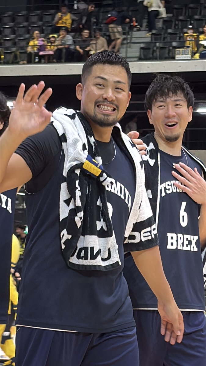 Lets_go_TCG's tweet photo. 私が大好きな二人　
大好き🤩×大好き🤩＝「実は仲良し」
#宇都宮ブレックス #BREX #INNOVATE 
#鵤誠司 #比江島慎
にしてもイカルガ黒すぎ😆　焼きイカ https://t.co/GA80baqkBg