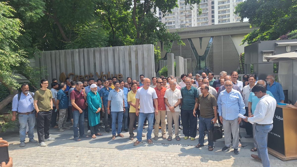 aoa_gvs's tweet photo. When systemic apathy forces people to come together to fight for their rights, and save their lives from unsafe structures built by @GreatValueGroup this is what happens. Over 100 residents of #GreatValueSharanam came together to protest and request authorities to pay heed. https://t.co/bOyuy6rhUc