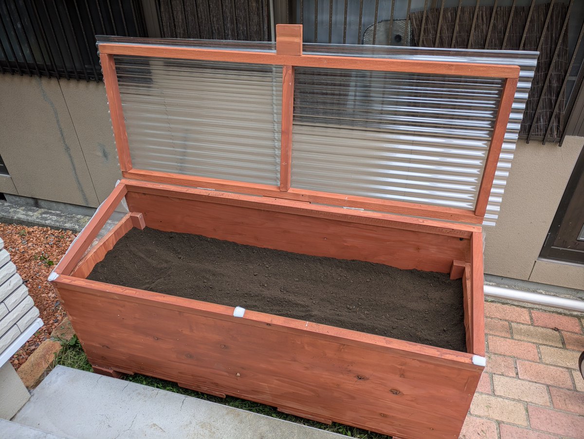 bucky_choco's tweet photo. 山梨に住んでる友達がキエーロ作ってくれ！と言うので、週末で泊まりに行って作ってきた📦️
これで生ごみと天ぷら油と骨を消化できるようになるんだから、一家に1台だと思うんすよね〜
#キエーロ
#コンポスト https://t.co/i5Pcdr0kAa