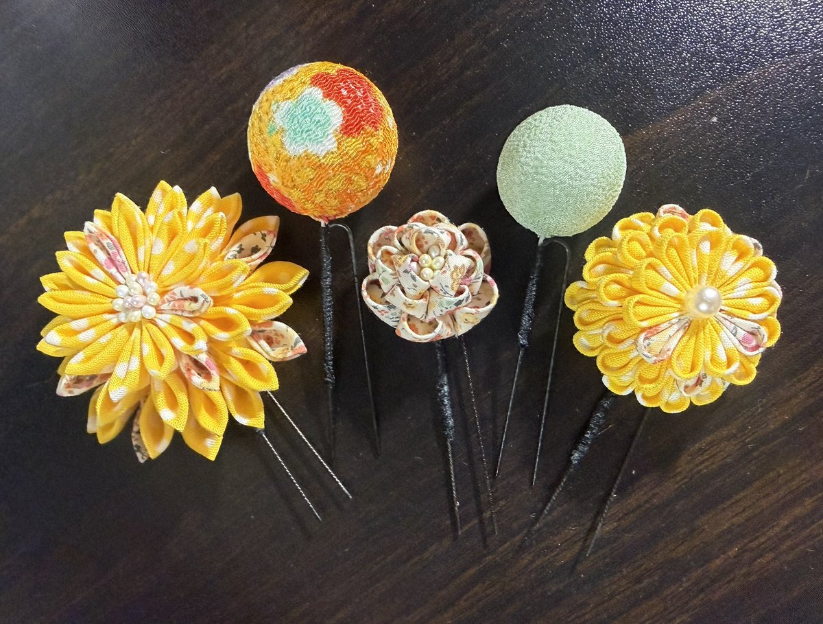 rinhm68's tweet photo. 5個セットだと物足りなかな🤔7個作るか🤔
#ハンドメイド #つまみ細工 https://t.co/mhj4WDrOlO