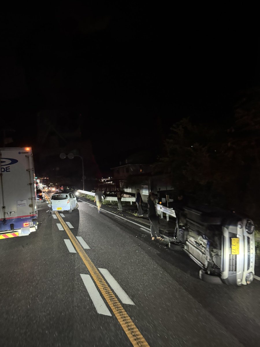 sy___n58's tweet photo. 国道2号線下り、備前片上駅前で塞いでます。要迂回 https://t.co/9EhnW0R9Ik