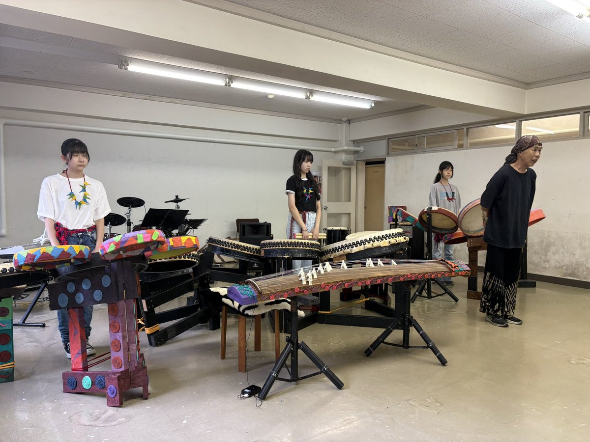 latintornillo's tweet photo. 【本日は熊本震災支援チャリティーLIVEでした】

なかなかお客様が入って来ず心配してましたが、結果的にまあまあの入りに。
主催の室井さんと中学生太鼓チームの演奏の後、サルサ（ラテンダンス）の時間。
20分間ノリノリでした😁
↓ https://t.co/P0iOT0BYKf