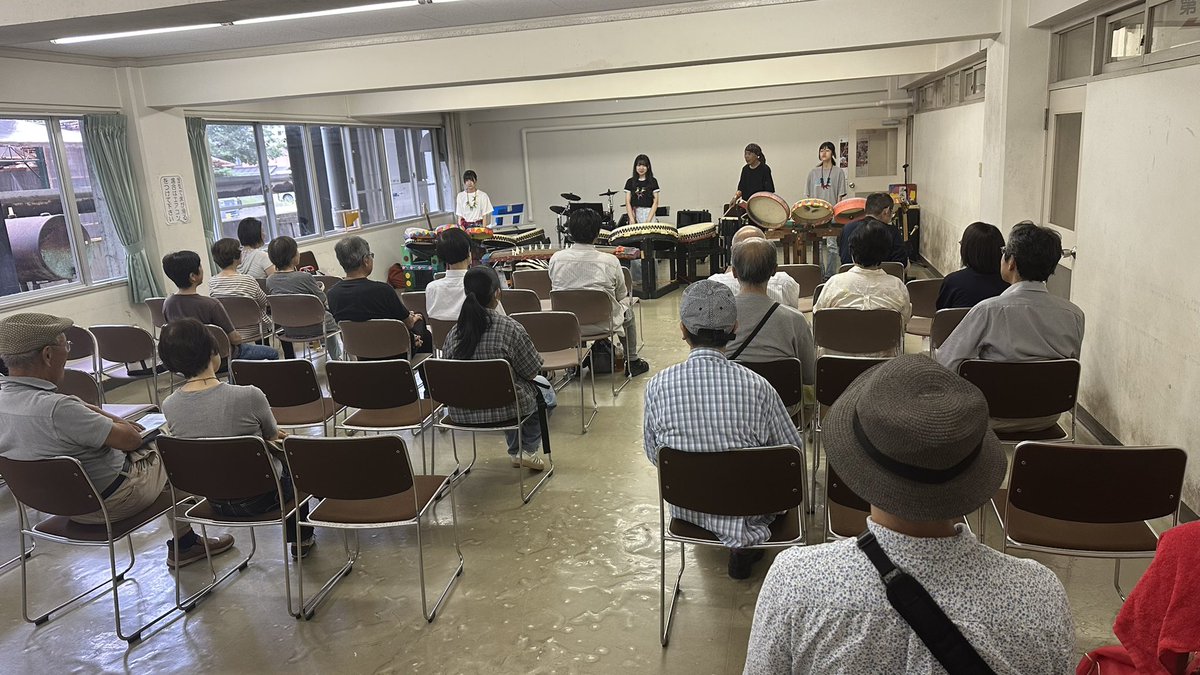 latintornillo's tweet photo. 【本日は熊本震災支援チャリティーLIVEでした】

なかなかお客様が入って来ず心配してましたが、結果的にまあまあの入りに。
主催の室井さんと中学生太鼓チームの演奏の後、サルサ（ラテンダンス）の時間。
20分間ノリノリでした😁
↓ https://t.co/P0iOT0BYKf