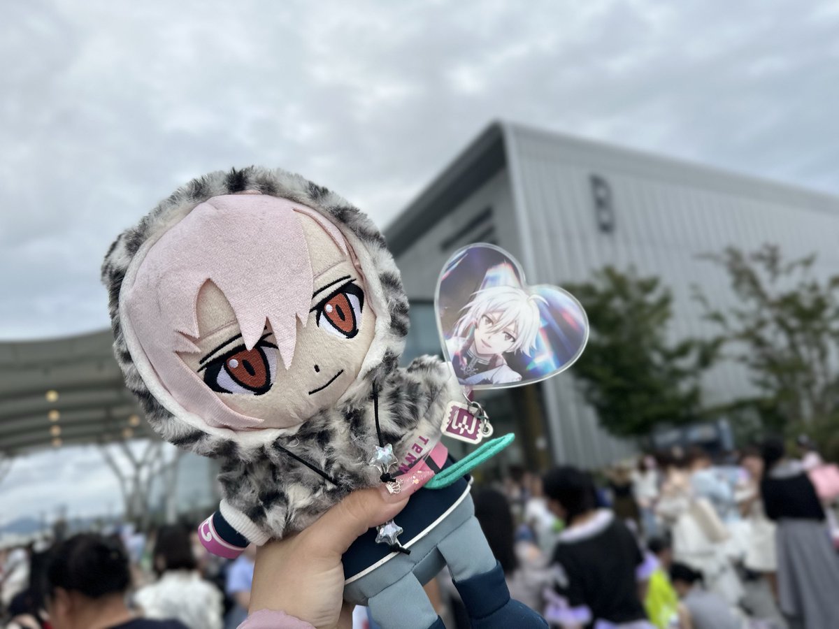 tenn_k0709's tweet photo. @11_Aout こちらのぬいを抱っこしています https://t.co/tTCDymYEv2