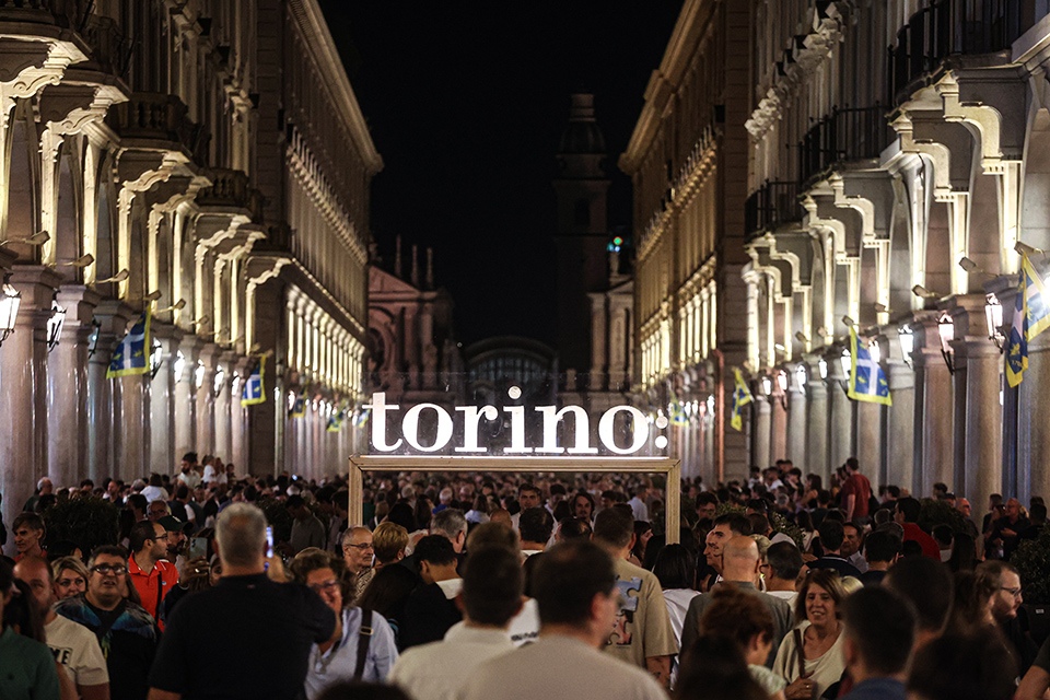 twitorino's tweet photo. ✨ Una nuova via Roma, una grande festa nel cuore di Torino.

🎶 Musica, cinema, danza, arte e cultura hanno animato la serata inaugurale della nuova via Roma pedonale, tra piazza Castello e piazza Carlo Felice.

📸 Gli scatti:
https://t.co/pEuV8PNq1b https://t.co/VnFGr3sasS