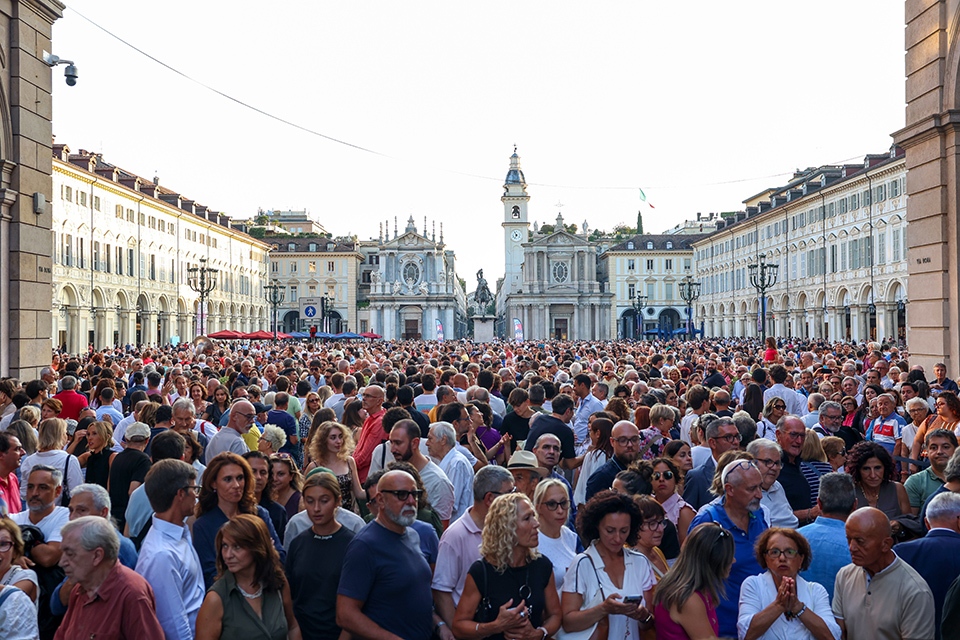 twitorino's tweet photo. ✨ Una nuova via Roma, una grande festa nel cuore di Torino.

🎶 Musica, cinema, danza, arte e cultura hanno animato la serata inaugurale della nuova via Roma pedonale, tra piazza Castello e piazza Carlo Felice.

📸 Gli scatti:
https://t.co/pEuV8PNq1b https://t.co/VnFGr3sasS