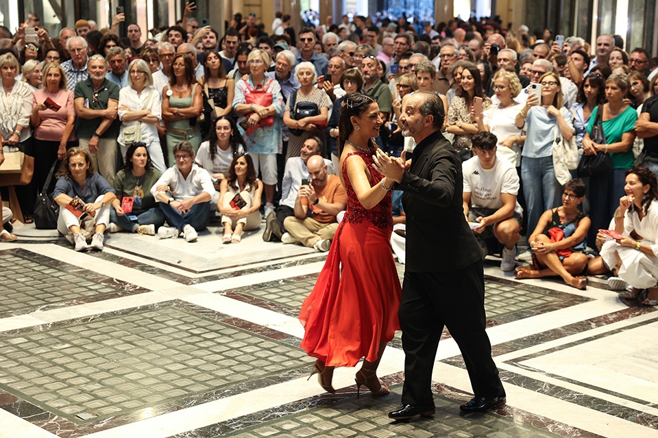 twitorino's tweet photo. ✨ Una nuova via Roma, una grande festa nel cuore di Torino.

🎶 Musica, cinema, danza, arte e cultura hanno animato la serata inaugurale della nuova via Roma pedonale, tra piazza Castello e piazza Carlo Felice.

📸 Gli scatti:
https://t.co/pEuV8PNq1b https://t.co/VnFGr3sasS