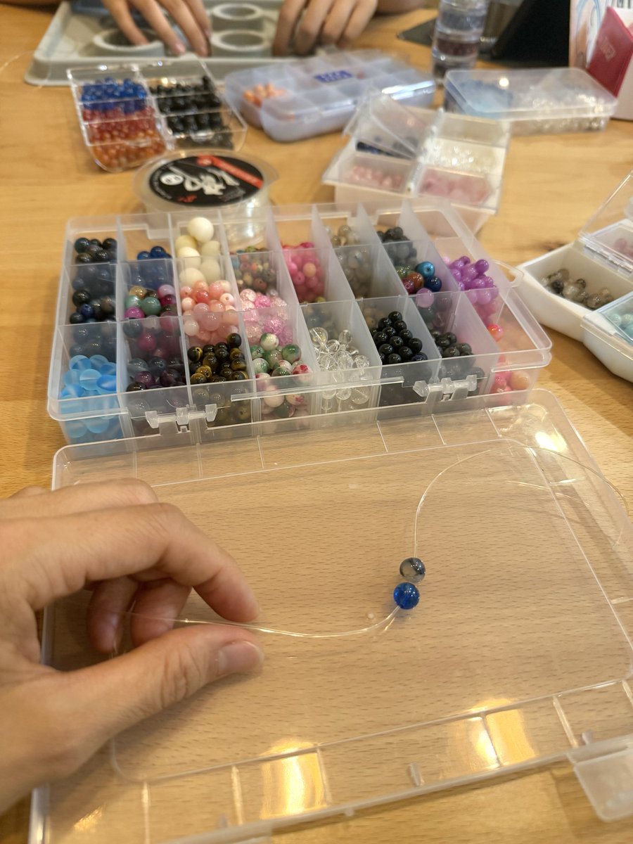 mayacowatabe2's tweet photo. うちの子と天然石ブレスレット作り。
これ全部中国で仕入れたやつ。
なので日本のショップで買うより激安。
中国は資源大国ですね😁 https://t.co/ySyKcRfADc