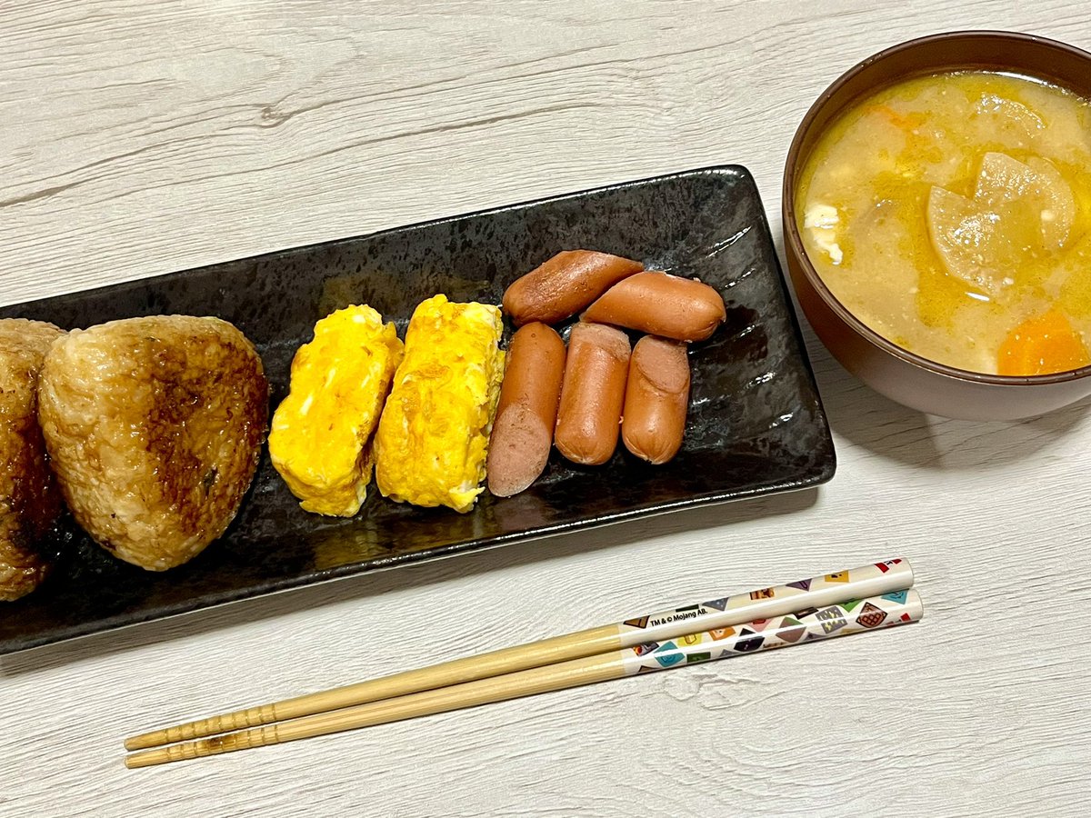 mobchaaan's tweet photo. 濃厚バター醤油焼きおにぎり
甘い卵焼き、ウインナー、豚汁𓌉𓇋 🤍  ̖́- https://t.co/h56zH1krM5