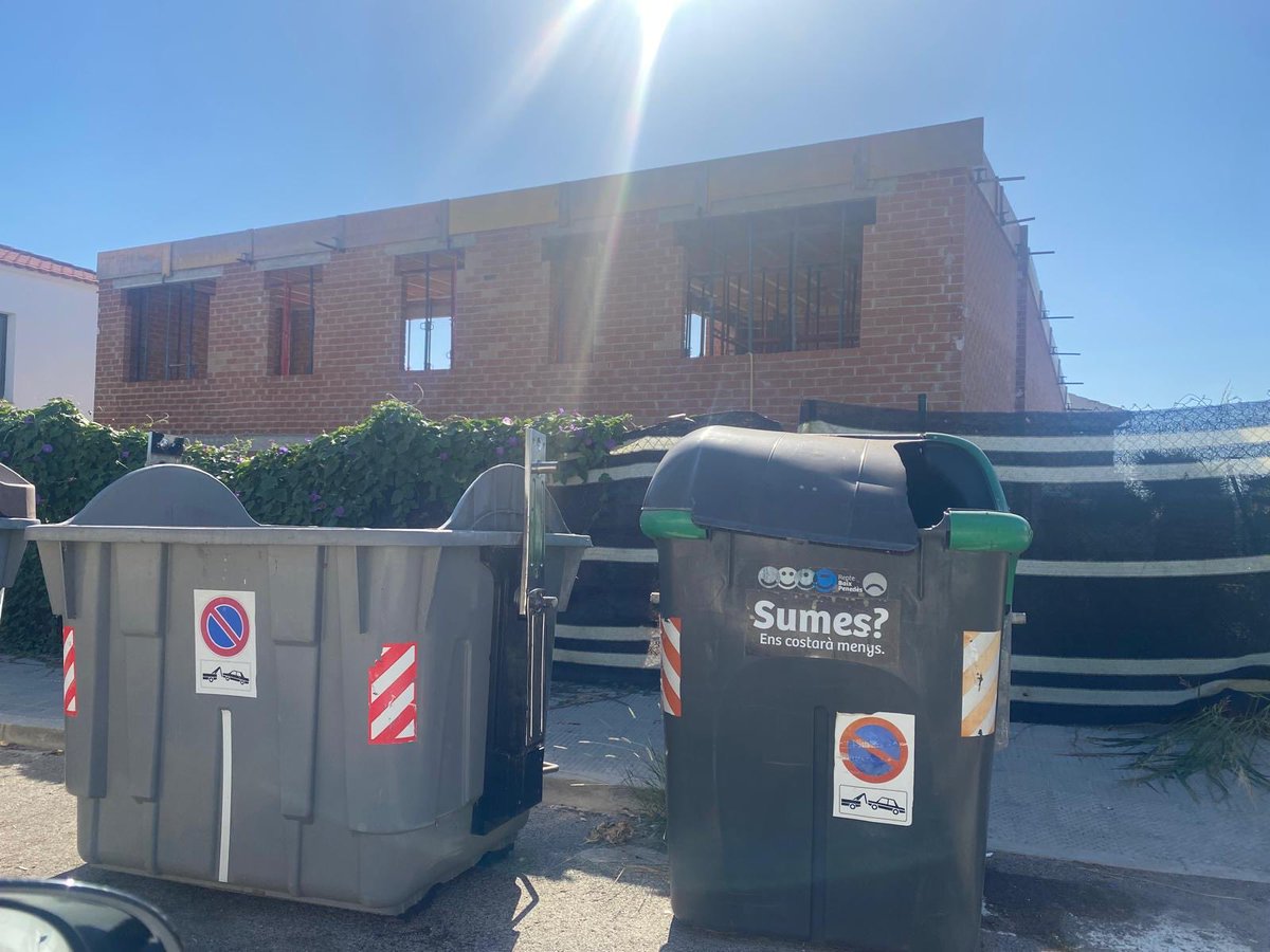 eferrer79's tweet photo. Passen les setmanes i aixi seguim a la Urb. Bellamar de Calafell on els contenidors estan rebentats i plens amb la consequent mala olor i les voreres que ja semblen una jungla. Fins quan @AjCalafell ? Pujeu impostos de basures i ens feu posar guals inutils per tenir aquest servei https://t.co/BHj6sqxks3