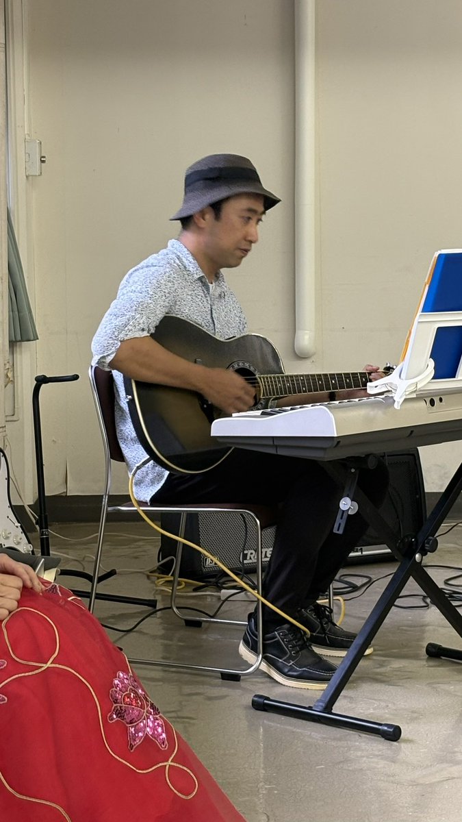 latintornillo's tweet photo. 見附市で活動している、きんもくせいの皆さん➕ギター。 https://t.co/DegTit0ruF