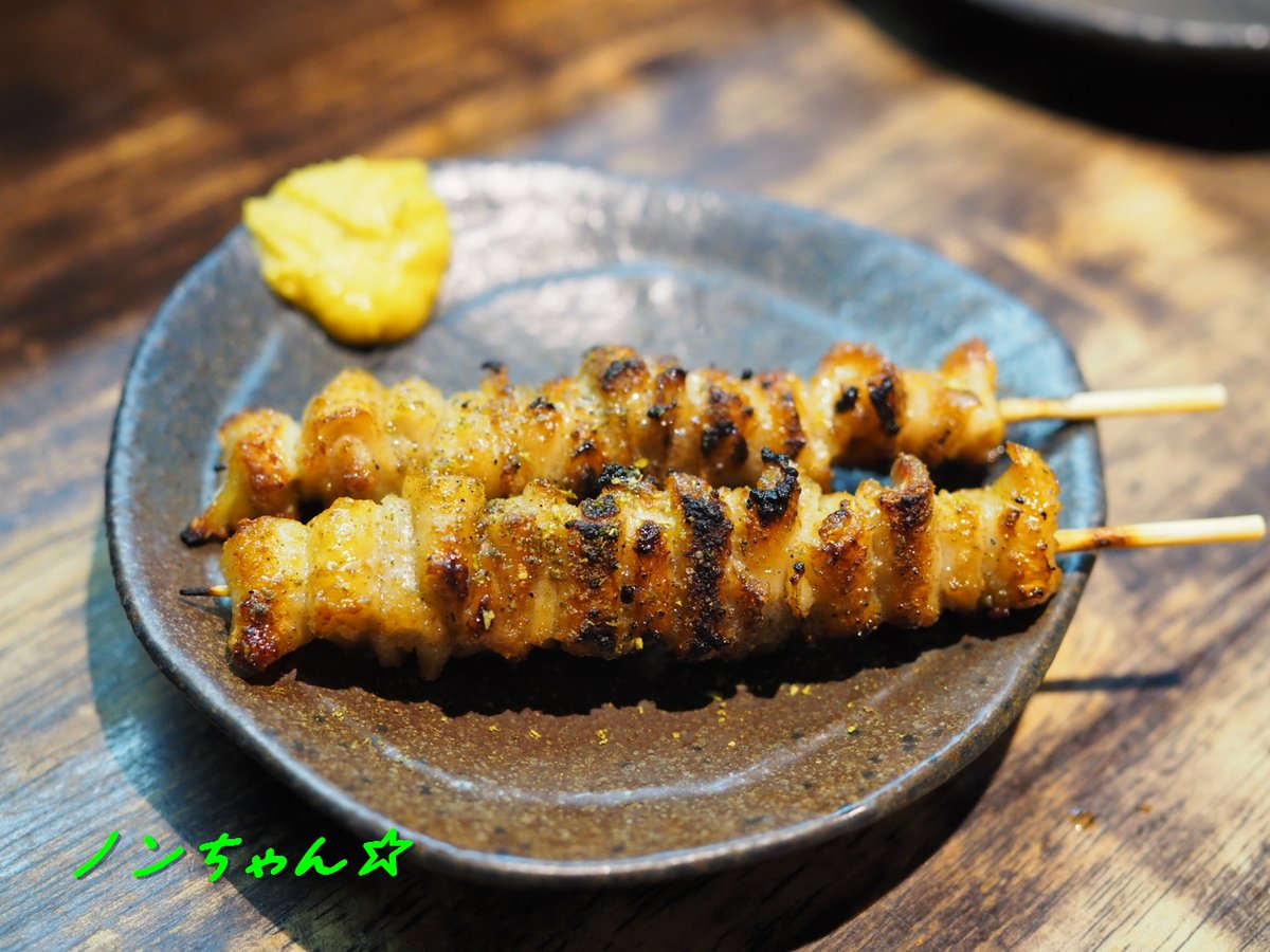 nonchan_sub77's tweet photo. ボスとノンちゃんの快気祝い
二軒目～
トークばらの傍にある
焼き鳥　吉屋さんです
ここも初めて連れて行ってもらえました！
店員さんは緘黙ですが　めちゃくちゃ美味しいですぞ！
トークばらに来たらぜひ寄ってみてくださいね！
#オリンパス #PEN #PL10 
#ファインダー越しの私の世界 #キリトリセカイ https://t.co/qHuZXkDuYN