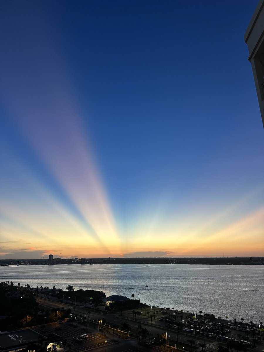 sandkeytiki's tweet photo. Sunbeams at sunrise …
#FlWx #sunrise #goodmorning #Sundaymorning
@spann @bn9weather @weatherchannel https://t.co/AcqvHOFLLo