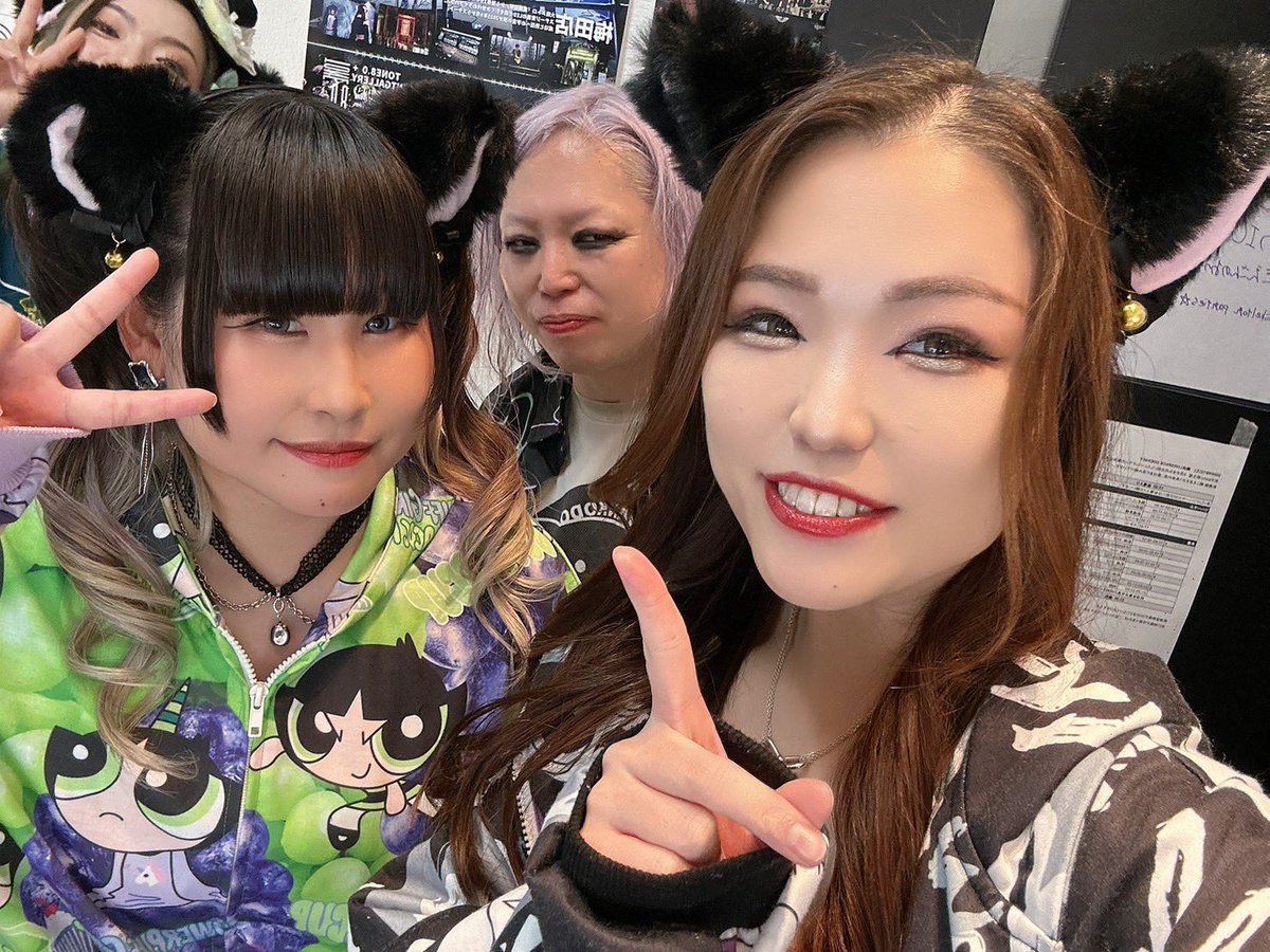 luke_Sheglapes's tweet photo. 猫まし。一日復活から1夜あけて、体がバッキバキなのですがこの痛みはライブのせいなのかライブ後に段差を踏み外し、後ろ向きにすってんころりんしたからなのか…ꉂ🤣w𐤔

メンバーみんなと撮った写真＆猫まし。スタート時にサポートボーカルで支えてくれた大好きな未来ちゃんと♡
ALTもよんでね🫶 https://t.co/GIPrs5yKs6