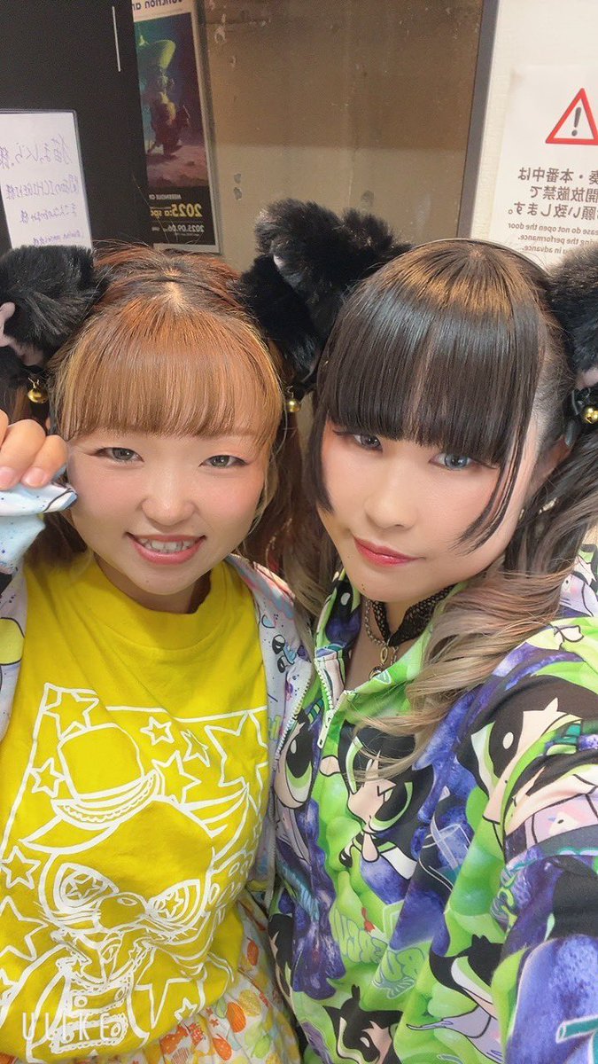 luke_Sheglapes's tweet photo. 猫まし。一日復活から1夜あけて、体がバッキバキなのですがこの痛みはライブのせいなのかライブ後に段差を踏み外し、後ろ向きにすってんころりんしたからなのか…ꉂ🤣w𐤔

メンバーみんなと撮った写真＆猫まし。スタート時にサポートボーカルで支えてくれた大好きな未来ちゃんと♡
ALTもよんでね🫶 https://t.co/GIPrs5yKs6