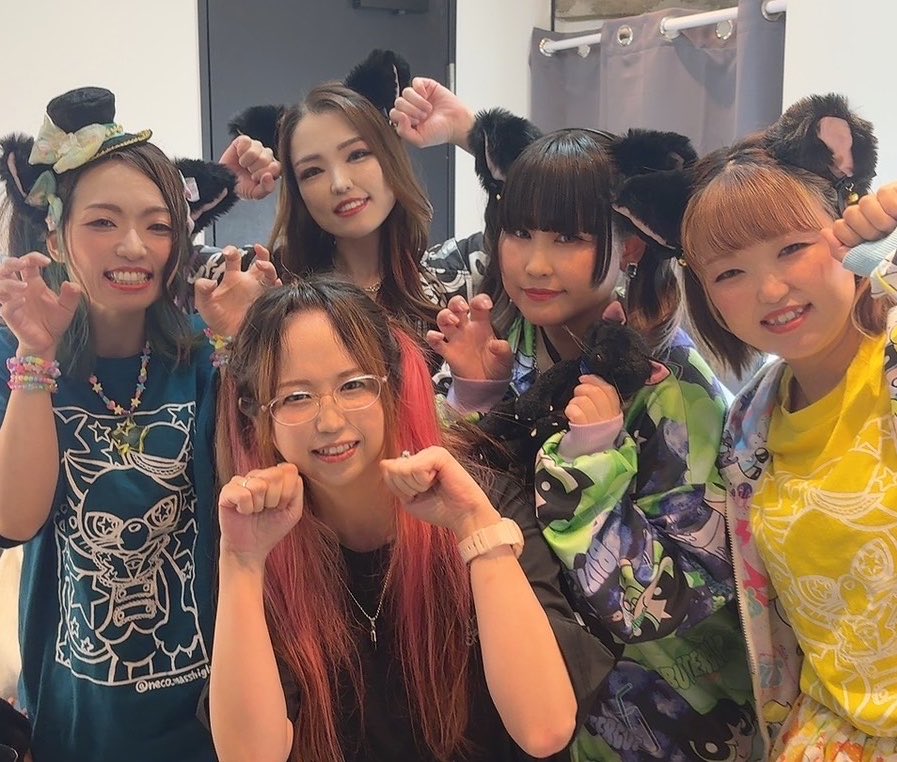 luke_Sheglapes's tweet photo. 猫まし。一日復活から1夜あけて、体がバッキバキなのですがこの痛みはライブのせいなのかライブ後に段差を踏み外し、後ろ向きにすってんころりんしたからなのか…ꉂ🤣w𐤔

メンバーみんなと撮った写真＆猫まし。スタート時にサポートボーカルで支えてくれた大好きな未来ちゃんと♡
ALTもよんでね🫶 https://t.co/GIPrs5yKs6