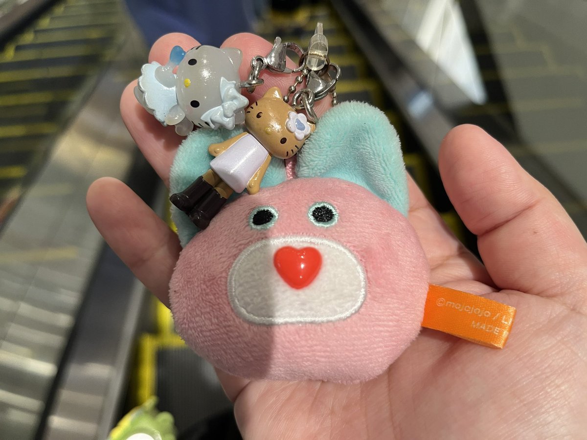 botankoukan's tweet photo. 本日、商業施設で落とし物（ガチャのやつ）を拾いました。
めじるしを含むため施設名は伏せますが、サービスカウンターに届けました。持ち主が見つけてくれますように。

mojojojo
めじるしチャーム
めじるしアクセサリー
キティ　足長　あしなが
天使　エンジェル https://t.co/TvO9PpOQC5