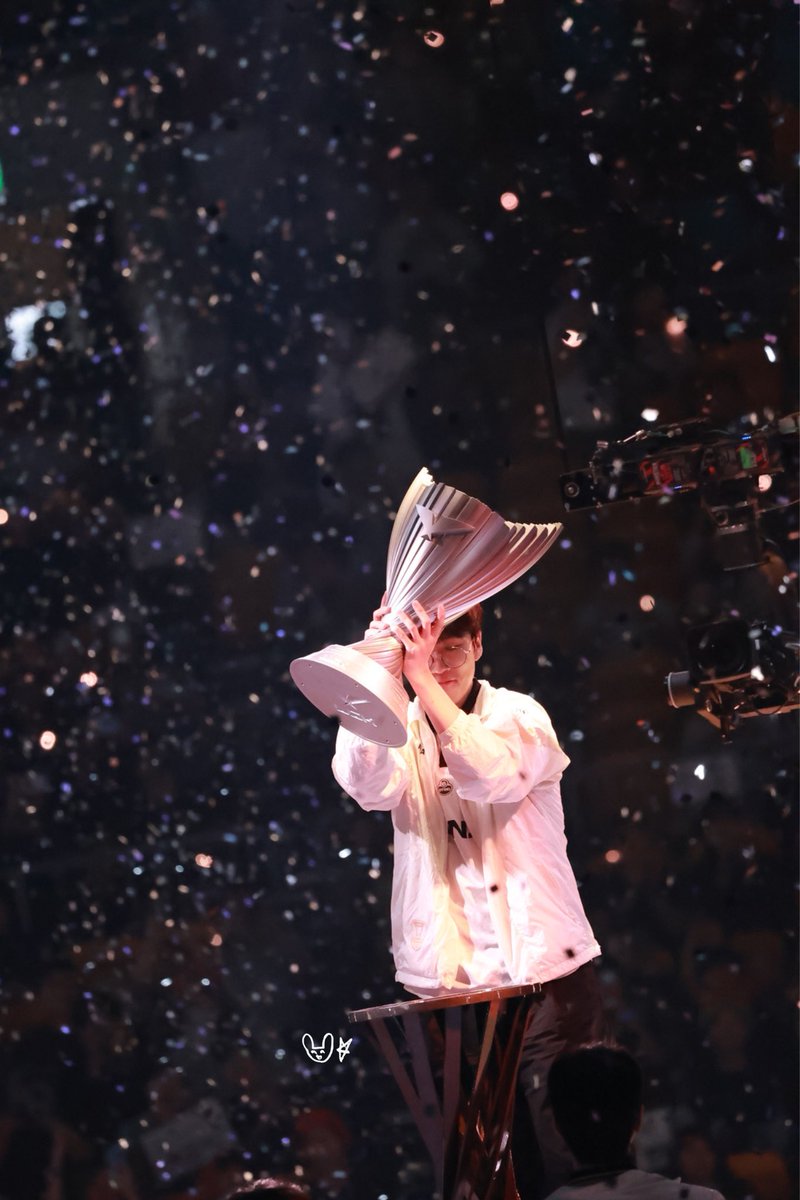 galbi981229's tweet photo. 260913 Final LCK GEN vs HLE

Look into my eyes—you’ll see the galaxy, and him 🌌✨

#룰러 #Ruler #젠지 #GENGWIN https://t.co/J2GaqudmYI