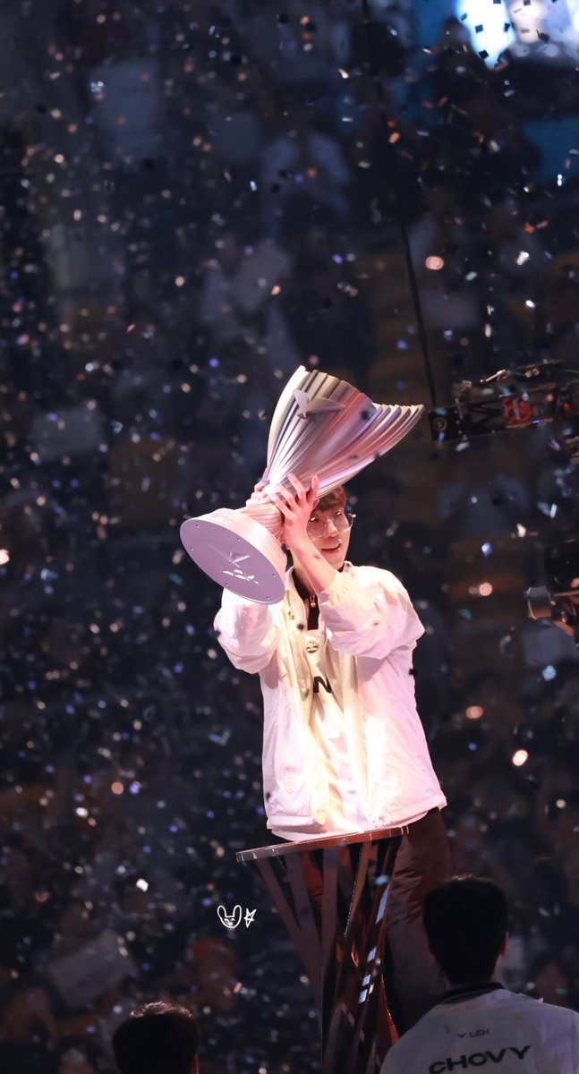 galbi981229's tweet photo. 260913 Final LCK GEN vs HLE

Look into my eyes—you’ll see the galaxy, and him 🌌✨

#룰러 #Ruler #젠지 #GENGWIN https://t.co/J2GaqudmYI