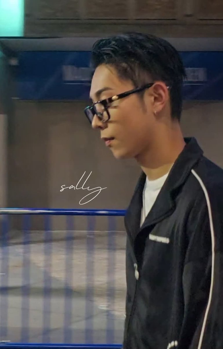 terjemahinRYUL's tweet photo. Also ngeliat Ryul beli Chrome Hearts glasses tuh keinget dia pernah bilang kalo dpt uang banyak dia mau start beli-beli outfit/fashion related

Ini masih satu topik sm yang dia nanya kira-kira bisa ga dalam 3 tahun kebeli rumah di Gangnam buat mama papa? Katanya dia bakal ngehasilin banyak duit, tapi bakal spend banyak juga

#률 #RYUL #롱샷 #LNGSHOT