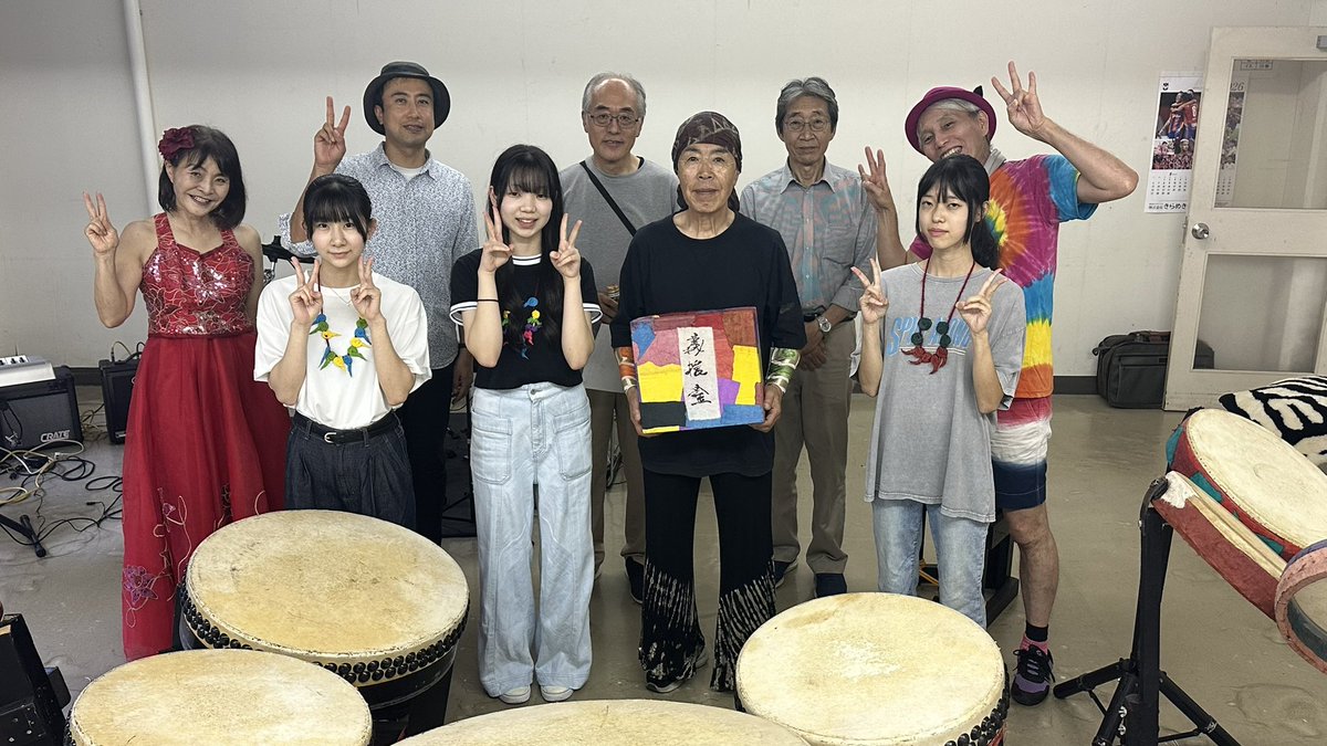 latintornillo's tweet photo. 中学生太鼓チームのアンコールの後、全演奏終了後に記念撮影。
お疲れ様でした。 https://t.co/mnRHjiBDaC