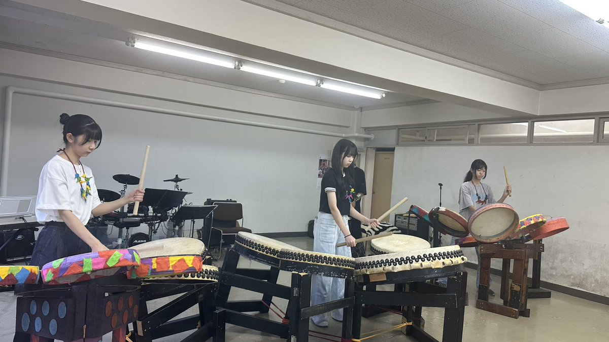 latintornillo's tweet photo. 中学生太鼓チームのアンコールの後、全演奏終了後に記念撮影。
お疲れ様でした。 https://t.co/mnRHjiBDaC