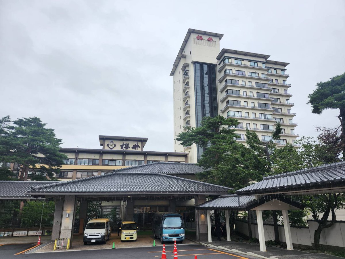 soiodekake's tweet photo. 草津温泉に行ってきました♨️宿泊は前回と同じ、ホテル櫻井🌸大きなホテルで食事はバイキングでライブキッチンも多く美味しくて、お風呂はプールみたいで、お湯は流石天下の草津の湯最高でした。　#草津温泉　#ホテル櫻井 https://t.co/5cgEYnnvVo