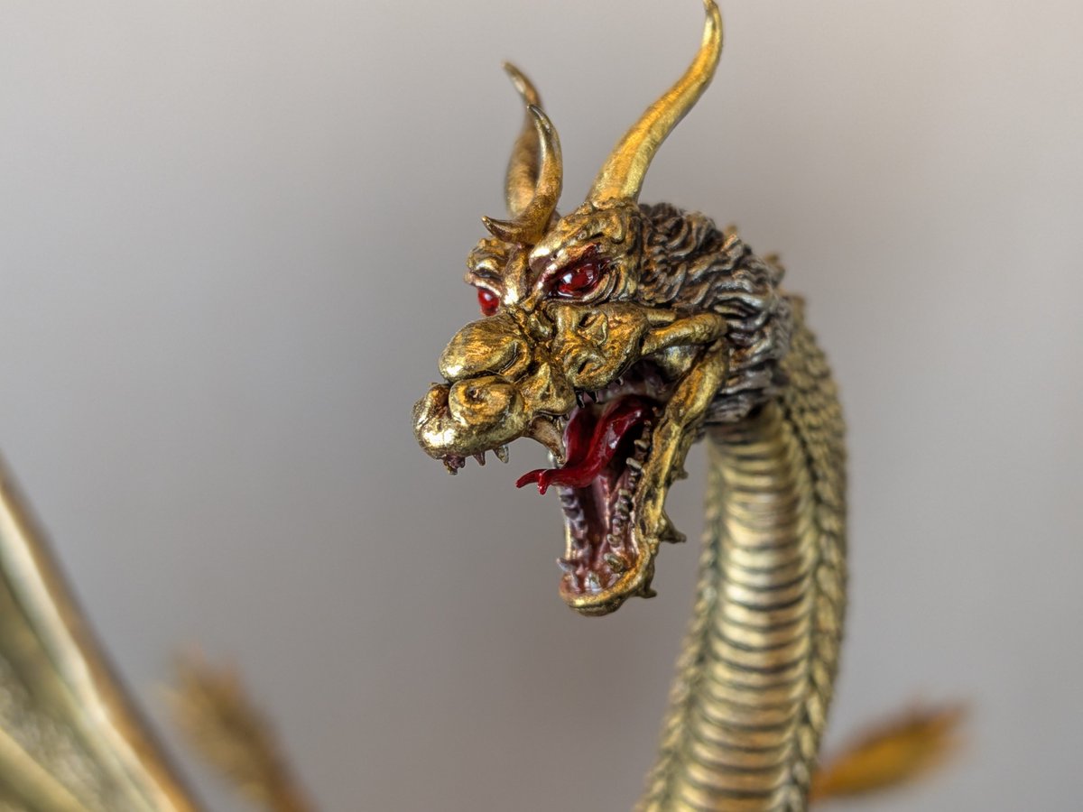 akasakanain's tweet photo. 海洋堂
ARTPLA SCULPTURE WORKS 
キングギドラRe:イマジネーション
完成しました！
今回、オードソックスに劇中通りの金色にしました
本体色の金はアクリルガッシュのゴールドライトを筆塗りしました！
合わせ目の出ない素晴らしい造形で凄く組みやすかったです！ https://t.co/8sQvBt3Pzf