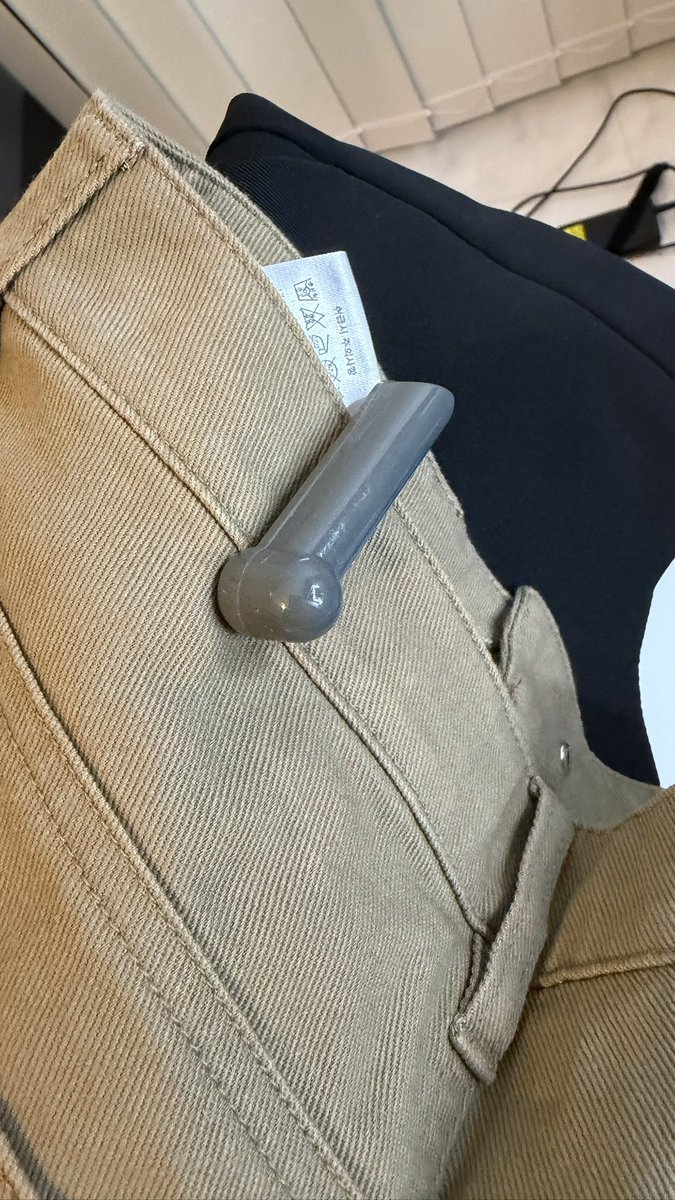namihei1206's tweet photo. ねぇwww
韓国で買ったズボン、今履こうと思ったら
万引き防止タグついたままなんだけど😭w

セルフレジだったけど店員さんが会計手伝ってくれたから、完全に安心しきって確認してなかった😭

海を越えて万引き犯みたいなズボンだけが手元に残った。

これどうすんの？？
韓国まで外しに行くの？？🇰🇷✈️ https://t.co/d8dXvsq9T1