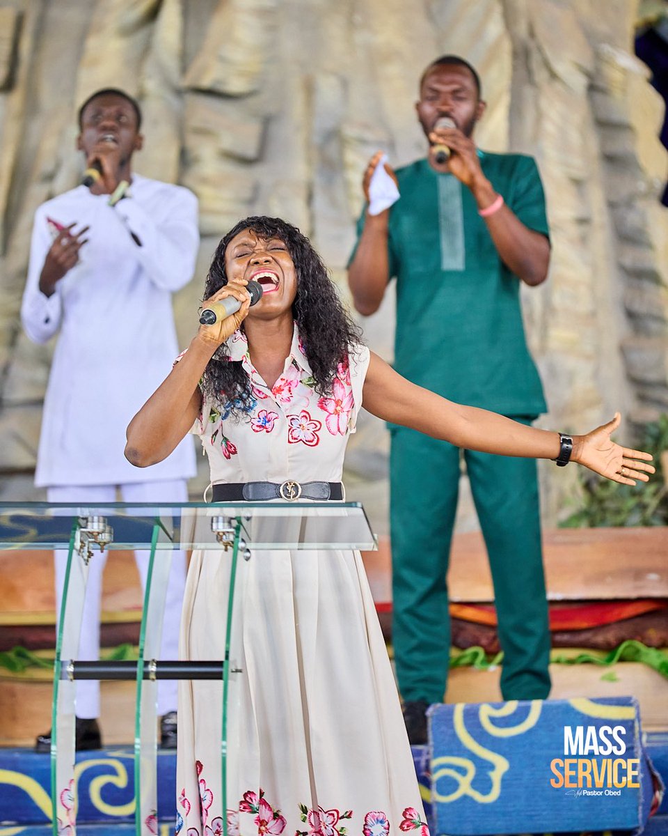 ChristCosmoInc's tweet photo. Casting crowns.
Lifting hands.
Bowing hearts.

This is all we’ve come to do. To worship the King, honor His Name, and give Him the praise He deserves. 🙌🏽✨

#SingingInWorship
#SundayAtCCI
#ChristCosmopolitanInc
#CCIWhereGodLives https://t.co/KoQdzvVhxd