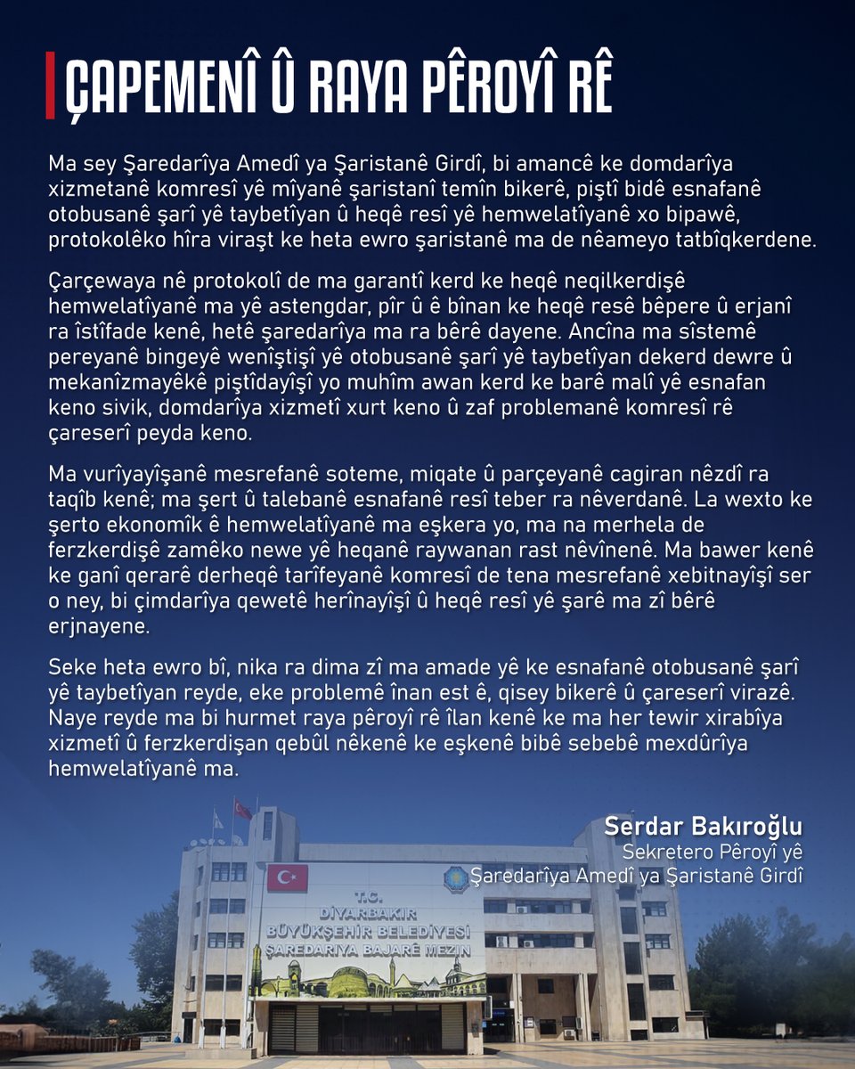 diyarbakirbld's tweet photo. 📢 BASINA VE KAMUOYUNA

Diyarbakır Büyükşehir Belediyesi olarak kent içi toplu ulaşım hizmetlerinin sürdürülebilirliğini sağlamak, özel halk otobüsü esnafını desteklemek ve yurttaşlarımızın ulaşım hakkını korumak amacıyla bugüne kadar kentimizde uygulanmamış kapsamlı bir protokolü hayata geçirdik.

Bu protokol kapsamında; ücretsiz ve indirimli ulaşım hakkından yararlanan engelli, yaşlı ve diğer yurttaşlarımızın taşıma bedellerinin belediyemizce karşılanmasını güvence altına aldık. Ayrıca özel halk otobüslerine biniş esaslı ödeme sistemini devreye alarak esnafın mali yükünü hafifleten, hizmetin sürekliliğini güçlendiren ve toplu ulaşımdaki pek çok soruna çözüm üreten önemli bir destek mekanizması oluşturduk.

Akaryakıt, bakım ve yedek parça maliyetlerinde yaşanan değişimleri yakından takip ediyor; ulaşım esnafının içinde bulunduğu koşulları ve taleplerini göz ardı etmiyoruz. Ancak yurttaşlarımızın ekonomik koşulları ortadayken, yolcu ücretlerine yeni bir zam dayatılmasını bu aşamada doğru bulmuyoruz. Toplu ulaşım tarifelerine ilişkin kararların yalnızca işletme maliyetleri üzerinden değil, halkımızın alım gücü ve ulaşım hakkı gözetilerek değerlendirilmesi gerektiğine inanıyoruz.

Özel halk otobüsü esnafıyla bugüne kadar olduğu gibi bundan sonra da varsa bir sorunları görüşmeye ve çözüm üretmeye hazırız. Bununla birlikte, yurttaşlarımızın mağdur edilmesine yol açabilecek herhangi bir hizmet aksamasını ve dayatmaları kabul etmeyeceğimizi kamuoyuna saygıyla bildiriyoruz.

Serdar Bakıroğlu
Diyarbakır Büyükşehir Belediyesi
Genel Sekreteri