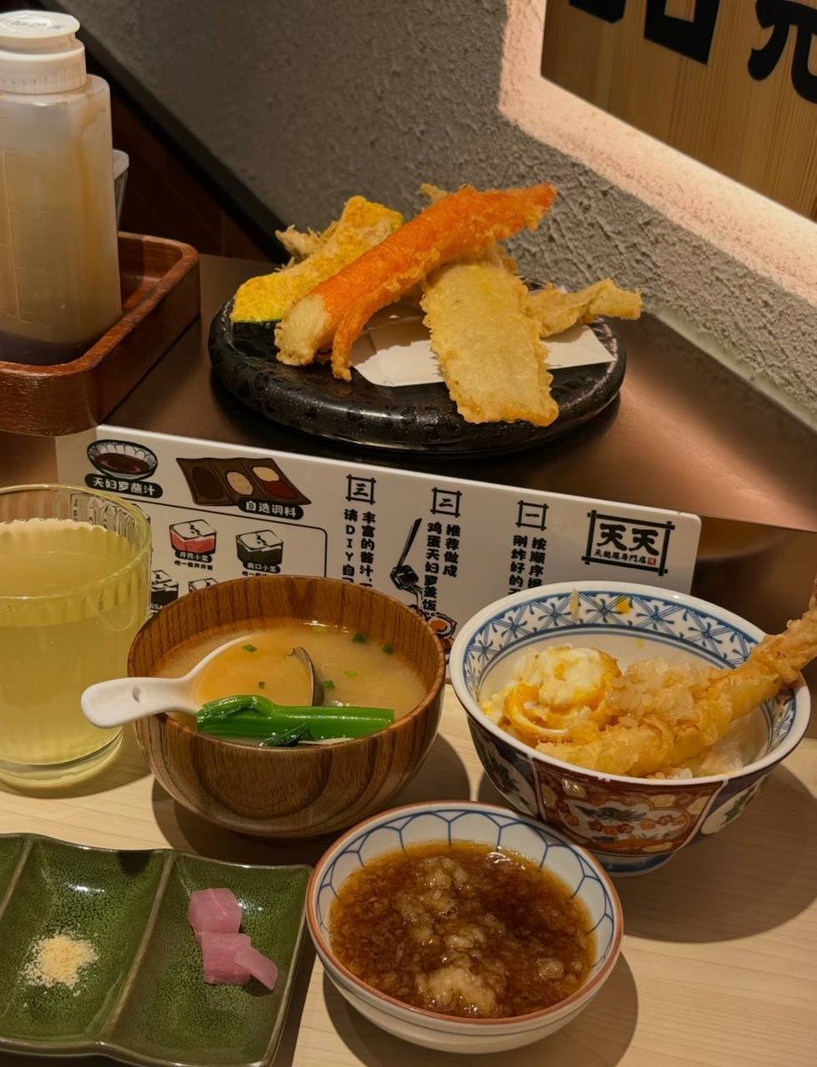 Rowcxsquez's tweet photo. サクサク天ぷら丼のセット✨
カニ風天やエビ天がたっぷり、お味噌汁もついて大満足のランチです😋
自分でたれをかけて味わうスタイルも楽しい～ https://t.co/WGvduKIICl