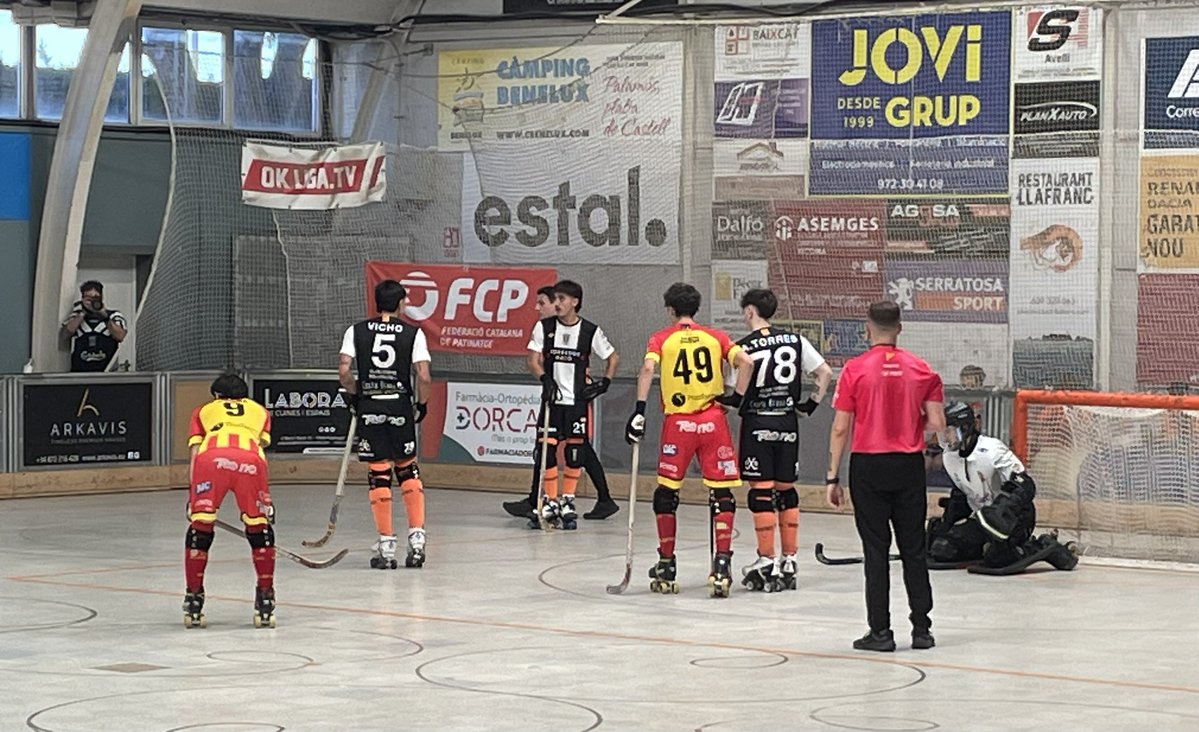 EK0_esportskm0's tweet photo. 🏑 Descans a la final de la Lliga Catalana Plata entre el @cpmanlleu i el Palafrugell. Empat a 1 en un partit de nervis i alternatives constants. Tot obert per a la segona part. https://t.co/PYXCTmGmSF