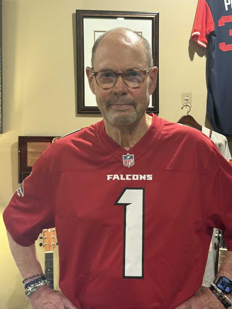 TurnerSportsEJ's tweet photo. Some guys are just built to wear NFL gear.
And then there’s me.
Much thanks to @AtlantaFalcons and @falconsfits  for the season opening gift!  Rise Up! https://t.co/zbAWFpmVBP