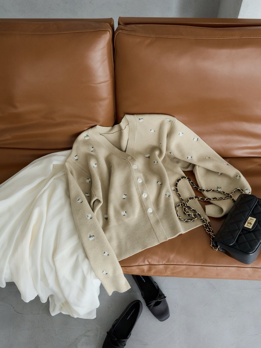 cleblatt_jp's tweet photo. ［POPUP STORE 限定アイテム］

フロントにローズ刺繍をあしらったROSE KNIT CARDIGANから、POPUP STORE限定カラー”BEIGE”をご用意いたしました。
ぜひこの機会にご覧ください🍂

※在庫が無くなり次第販売終了となります https://t.co/TgTVa8M12f