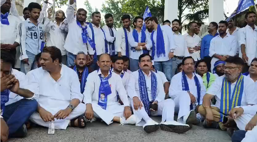 bstvlive's tweet photo. अलीगढ़  : बाराबंकी में चंद्रशेखर को रोके जाने का मामला

➡चंद्रशेखर आजाद को रोकने पर ASP का प्रदर्शन
➡आजाद समाज पार्टी का प्रदेश स्तरीय प्रदर्शन
➡कलेक्ट्रेट पर प्रदर्शन, प्रशासन को सौंपा ज्ञापन
➡15 सितंबर को बड़े आंदोलन की दी चेतावनी

#Aligarh #ChandrashekharAzad @BhimArmyChief