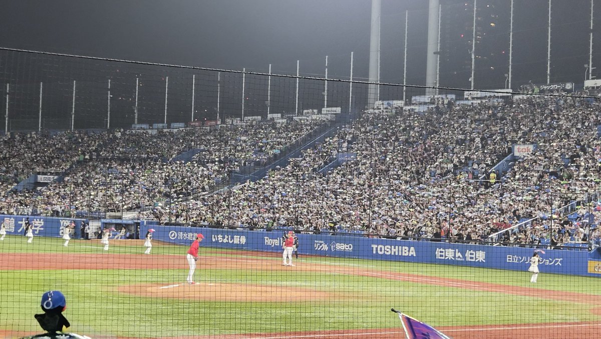 KeibJun's tweet photo. #swallows
#燕心全開
#応燕
#GOGOSwallows
#高橋奎二 の好投に
#サンタナ、#オスナ のアベックホームランに神宮は最高潮に揺れています➰☺️
現場は以上です、放送席どうぞ‼️👏 https://t.co/IbiIajUQub