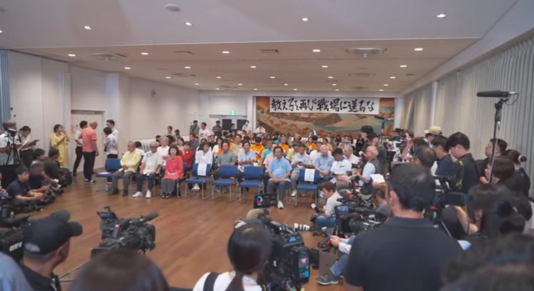 ketyapero's tweet photo. 玉城デニー陣営
「教え子を再び戦場に送るな」の幕

どの口が言う、だから現職なのに負けるんだよ
オリオンビールが美味い美味い https://t.co/2I1tO1xMTw