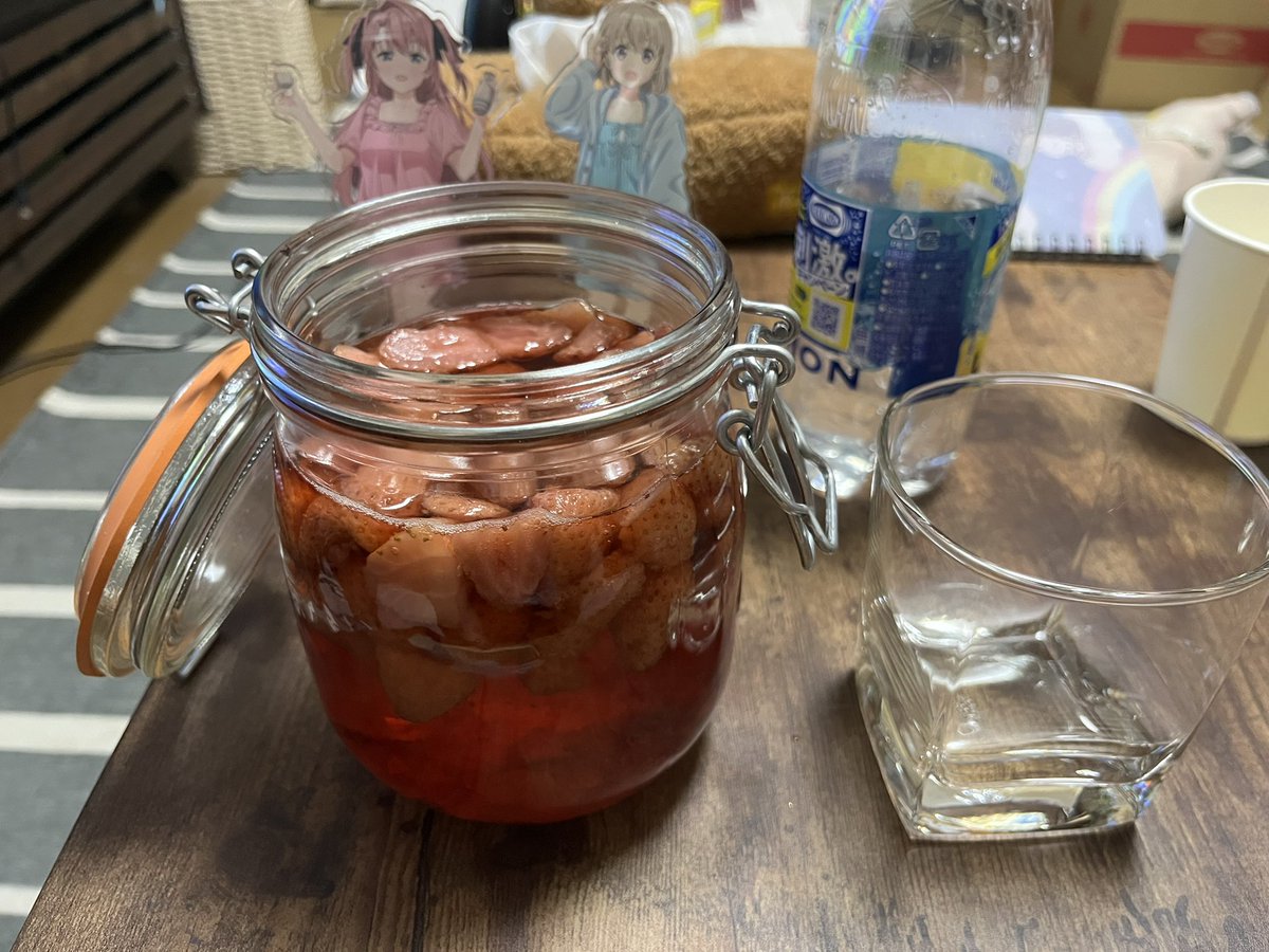 Butaitanbo's tweet photo. 昨日漬けたグレンリベット
ちょっと味見してみたら、
これは美味くなるやつ。苺が︎︎👍🏻︎︎︎︎👍🏻︎︎
氷砂糖が溶けたら飲んでみようか。
梅酒の原理でいいんよな??? https://t.co/qzoViUTzrv