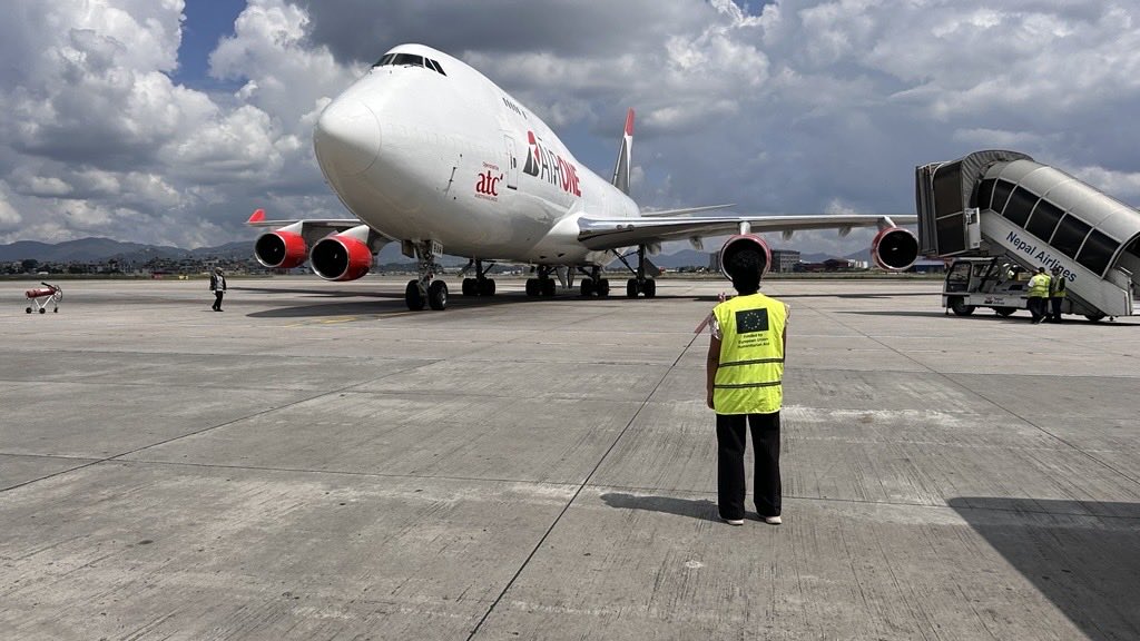 hadjalahbib's tweet photo. Our support to Nepal continues

As part of the 🇪🇺 Humanitarian Air Bridge, a 2nd flight has landed today with 75 tonnes of shelter supplies

This includes 66 tonnes donated from the 🇪🇺 own stockpile, consisting of 500 family tents equipped for the upcoming winter #EUsolidarity https://t.co/GFJ49jlB2q