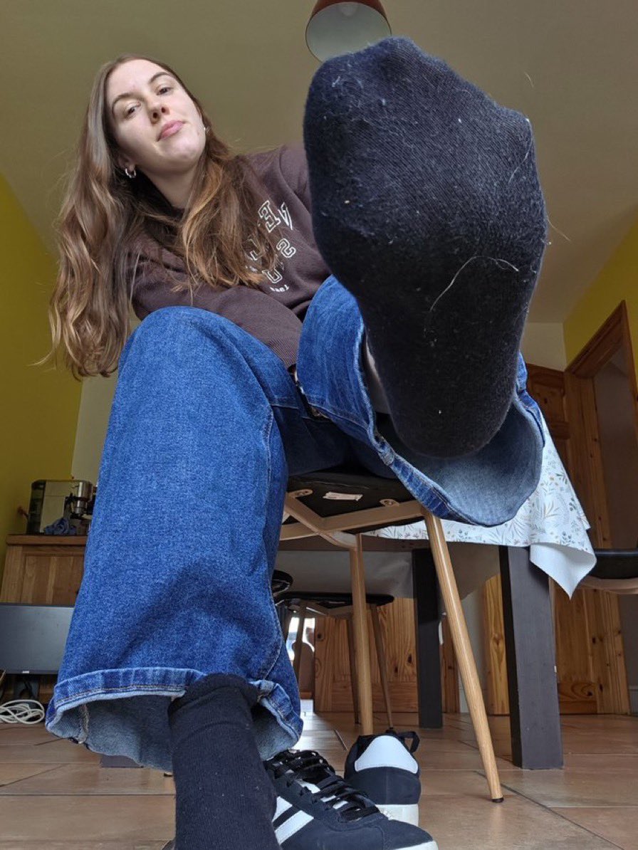 ElenaQuenne's tweet photo. Une vue aussi savoureuse ne se donne pas gratis, montre-moi à quel point tu peux bien vénérer mes pieds avec du cash en prime https://t.co/kVTqV0jj2d