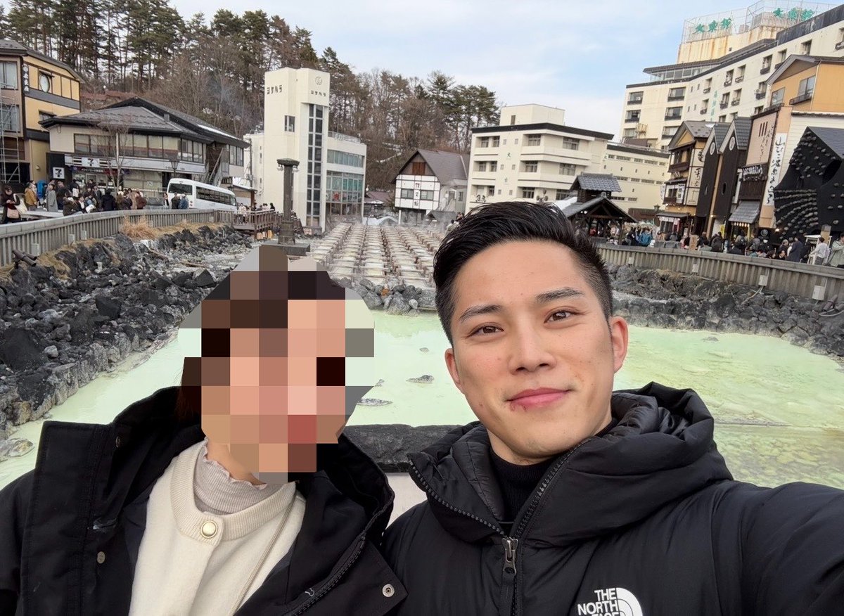 atsuo_diet's tweet photo. 「ほんといつも自己中だよね」
妻に10年、言われ続けてる。
⠀
2015年11月29日に僕らは付き合った。
驚くべきなのは、彼女にとって自分は
人生で初めての彼氏だった。
⠀
そこから3年半で結婚。
ここまで波瀾万丈だったなと思ってたけど、違う。
僕が一方的に「波瀾万丈にさせてた」が正しい。
⠀
■妻にかけた負担の記録
・2019年4月
婚約して1ヶ月で、JTCから外資へ転職した。
妻の実家は名古屋。
その時に名古屋で働けていたのに
転職先は全国転勤の会社だったので、
妻からは
「それって今しなきゃいけないの？」って言われた。でも僕は「もっと挑戦したい、稼ぎたい」で押し切った。
⠀
・2022年10月
妻の妊娠中にフィジークの大会に出た。
匂いづわりの真横で、
キムチと胸肉で減量してブチギレられた。
（今でも恨まれてる）
でもその結果は、東京大会1位。
Yahooニュースにも掲載された。
⠀
・2023年4月
娘が生まれて出産1ヶ月後に副業を始めた。
「なんでこんな時期に？」
「育児に集中してほしい」と激怒された。
ミルクも寝かしつけも妻に任せきり。
離婚の危機1回目。
副業収益は月5000円。地獄だった。
⠀
・2023年8月
出産3ヶ月で、また筋トレの大会に出た。
「1年前に迷惑かけたこと、覚えてる？」
離婚の危機、4ヶ月ぶり2回目。
でも、大会では名古屋2位を獲得した。
⠀
・2023年12月
娘が生後7ヶ月のときに2回目の転職した。
妻の実家がある名古屋を出て、
東京に住むことにした。
クリスマスの家族旅行の最中に
「内定でたから転職するわ」と言った。
（多少は相談した。頭を抱えられた。）
⠀
書き出してみて、自分で引いた。笑
⠀
これ全部、離婚されなかったから
ギリギリ笑話として成立してる。
（いや、してないのか？笑）
⠀
でも、2023年に副業を始めたおかげで
2024年と2025年は仕事が大きく伸びた。
本業と副業合わせて年収は2倍になった。
⠀
これは自分の能力ではなく、
間違いなく妻のおかげ。
⠀
妻が僕の挑戦にイヤイヤながらも
背中を押してくれて。
仕事している間に子供の面倒を見ててくれた。
（あと、離婚しないでくれた。）
⠀
だから本業/副業で稼いだお金で
・妻と娘にハワイ旅行
・両親に鬼怒川温泉
・名古屋の義母にディズニー旅行
をプレゼントした。
⠀
（妻には「はぁ？全然足りてないから」
って言われそうやけど）
⠀
で、今もまた同じことをやってる。
⠀
9月23日。
34年生きてきて一番デカい決断を決めた。

今回も、もちろん妻への相談より先に
自分の中で覚悟は決まってた。
⠀
伝えたときの妻の返事は、
「もう言ってもどうせ聞かないんでしょ。」
「もう決めたんだから頼むよ。本当に。」
⠀
これまでは
「家族のためだから」って言ったりしたけど、
9/23の決断は理屈を並べるのをやめた。

とにかく自分の人生を後悔したくなかった。
娘に挑戦する父親の姿を見せたかった。
妻に俺を信じて欲しかった。
⠀
ちなみに9/23の発信が
誰に届いてほしいかは
自分の中でハッキリしてる。
⠀
守るものができた日から、
一歩目だけ踏み出せてない人。
⠀
やりたいことを口にするたび、
家族の顔がチラついて
言葉を飲み込んでる人。

僕と同じ
会社員、パパ、30-40代の人に特に届けたい。
⠀
もし、ここまで読んで自分のことやと思ったら、
リポストでも引用でも手伝ってほしい。
⠀
宣言の中身は公式LINEで先に流す。
プロフィールに置いてあるから、
そこで待っといて。
⠀
9月23日。全部話す。いよいよ10日。
