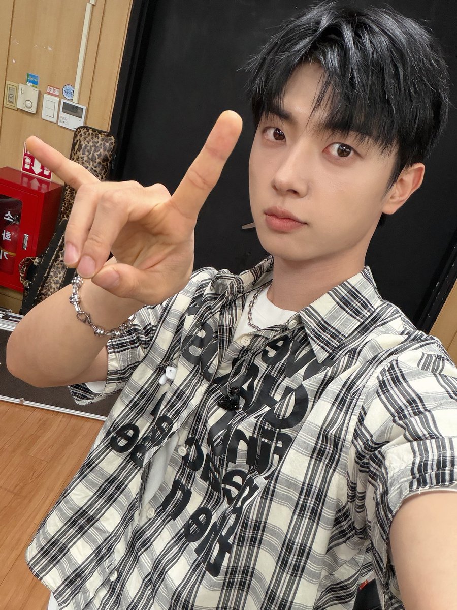 alynth_9's tweet photo. 사랑행성 🪐💜🤘🏻 #weveselcaday https://t.co/OAgoQfOYDD