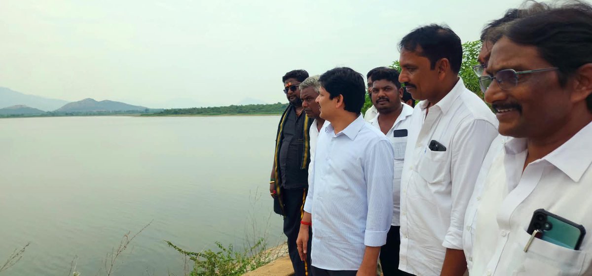 GuruMYSRCP's tweet photo. సాగునీటి ప్రాజెక్టుల పరిరక్షణకు వైఎస్సార్‌సీపీ పోరుబాట.

కూటమి సర్కారు నిర్లక్ష్యంపై ఉక్కుపాదం.

అరణియార్ ప్రాజెక్టు దుస్థితిపై రైతుల పక్షాన పోరాటం, పిచ్చాటూరులో భారీ ర్యాలీ.

కీలపూడి నుంచి అరణియార్ వరకు మహా ర్యాలీకి పిలుపు.

జలధార’ పేరుతో పచ్చ నేతల జేబులు నింపే యత్నం.

మండిపడ్డ తిరుపతి ఎంపీ మద్దిల గురుమూర్తి, సత్యవేడు సమన్వయకర్త నూకతోటి రాజేష్.

పిచ్చాటూరు: రాష్ట్రంలో సాగునీటి ప్రాజెక్టుల పట్ల కూటమి ప్రభుత్వం అనుసరిస్తున్న నిర్లక్ష్య వైఖరికి నిరసనగా వైఎస్సార్ కాంగ్రెస్ పార్టీ పోరుబాట పట్టిందని తిరుపతి ఎంపీ మద్దిల గురుమూర్తి అన్నారు. సాగునీటి ప్రాజెక్టులను పరిరక్షించి, రైతులకు చివరి ఎకరం వరకు నీరు అందించేలా ప్రభుత్వంపై ఒత్తిడి తీసుకువచ్చేందుకు రైతులతో కలిసి ఉద్యమిస్తామని తెలిపారు.

ఈ సమావేశానికి ముఖ్య అతిథులుగా తిరుపతి పార్లమెంట్‌ సభ్యులు మద్దిల గురుమూర్తి, సత్యవేడు నియోజకవర్గ సమన్వయకర్త నూకతోటి రాజేష్‌, గూడూరు నియోజకవర్గ పరిశీలకులు బీరేంద్ర వర్మ,రాయలసీమ సాగునీటి  పరిరక్షణ కమిటీ సభ్యుడు వేలూరు రాకేష్ హాజరయ్యారు. వీరికి రాష్ట్ర సంయుక్త కార్యదర్శి కె.వి.భాస్కర్ నాయుడు, రాష్ట్ర సంయుక్త కార్యదర్శి కేటీ హరిశ్చంద్రా రెడ్డి, పార్టీ ఉపాధ్యక్షులు రమేష్ రాజు తదితరులు శాలువాలు కప్పి ఘన స్వాగతం పలికారు. పిచ్చాటూరు మండల అధ్యక్షులు అధ్యక్షులు చలపతి రాజు ఆధ్వరంలో జరిగిన ఈ కార్యక్రమంలో అన్ని మండలాల కన్వీనర్లు, ముఖ్య నాయకులు పాల్గొన్నారు.

ప్రాజెక్టుల నిర్వహణ, మరమ్మతులపై దృష్టి పెట్టకుండా కూటమి ప్రభుత్వం కేవలం ప్రచారానికే పరిమితమవుతోందని ఎంపీ విమర్శించారు. నీటి ప్రాజెక్టులపై సరైన శ్రద్ధ పెట్టి, దెబ్బతిన్న కాలువలు, గేట్లు, లాకులకు మరమ్మతులు చేపట్టి, అందుబాటులో ఉన్న నీటిని చివరి ఆయకట్టు వరకు అందించాల్సిన బాధ్యత ప్రభుత్వంపై ఉందన్నారు.

రాయలసీమలో వర్షాభావ పరిస్థితులు నెలకొనే అవకాశం ఉన్న సమయంలో సాగునీటి ప్రాజెక్టులను మరింత పటిష్టంగా నిర్వహించాల్సిన అవసరం ఉందన్నారు. సప్లై ఛానల్స్‌ను పూర్తిస్థాయిలో శుభ్రం చేసి, మరమ్మతులకు గురైన కాలువలు, గేట్లు, లాకులను వెంటనే బాగు చేయాలని డిమాండ్ చేశారు.

అరణియార్ ప్రాజెక్టు దాదాపు 5 వేల ఎకరాలకు సాగునీరు అందించాల్సి ఉండగా, ప్రస్తుతం సుమారు 3 వేల ఎకరాలకే నీరు అందుతున్న పరిస్థితి ఉందని ఎంపీ తెలిపారు. కుడి కాలువ, ఎడమ కాలువ, మధ్య కాలువల్లో సమస్యలు ఉండటంతో నీటి సరఫరాకు తీవ్ర అంతరాయం ఏర్పడుతోందన్నారు. గేట్లు, లాకుల సమస్యలను కూడా పరిష్కరించకపోవడంతో ప్రాజెక్టు ఆయకట్టు క్రమంగా కుంచించుకుపోతోందని ఆవేదన వ్యక్తం చేశారు.

అరణియార్ ప్రాజెక్టు సమస్యను రైతుల సమస్యగా భావించి వైఎస్సార్‌సీపీ పోరాటం చేస్తుందని చెప్పారు. పార్టీ అధ్యక్షులు వైఎస్‌ జగన్‌మోహన్‌రెడ్డి, ప్రాంతీయ సమన్వయకర్తలు, జిల్లా పార్టీ నాయకుల సూచనల మేరకు రైతులతో కలిసి భవిష్యత్ కార్యాచరణను రూపొందిస్తామని తెలిపారు.

ఈ నెల పిచ్చాటూరులో భారీ ఆందోళన కార్యక్రమం నిర్వహించనున్నట్లు ఎంపీ వెల్లడించారు. ఈ కార్యక్రమానికి రీజినల్ కో ఆర్డినేటర్ పెద్దిరెడ్డి రామచంద్రా రెడ్ది, ఉమ్మడి చిత్తూరు జిల్లా అధ్యక్షులు భూమన కరుణాకర రెడ్డి పాల్గొననున్నారని ఆయన తెలిపారు. కీలపూడి నుంచి అరణియార్ వరకు మహా ర్యాలీ నిర్వహించి, అరణియార్ ప్రాజెక్టు సమస్యలను ప్రభుత్వం దృష్టికి తీసుకెళ్తామని చెప్పారు. ఆయకట్టు పరిధిలోని రైతులు, పార్టీ నాయకులు, కార్యకర్తలు పెద్ద సంఖ్యలో పాల్గొని కార్యక్రమాన్ని విజయవంతం చేయాలని పిలుపునిచ్చారు.

అనంతరం ఎంపీ మద్దిల గురుమూర్తి, సత్యవేడు నియోజకవర్గ సమన్వయకర్త నూకతోటి రాజేష్‌తో కలిసి అరణియార్ డ్యాంను సందర్శించి ప్రాజెక్టు పరిస్థితిని పరిశీలించారు. ఆయకట్టు రైతులతో మాట్లాడి వారి సమస్యలను అడిగి తెలుసుకున్నారు.

‘జలధార’ పేరుతో సాగునీటి ప్రాజెక్టుల అభివృద్ధి, మరమ్మతుల పేరుతో ప్రజాధనాన్ని ఖర్చు చేసి పచ్చ నేతల జేబులు నింపే ప్రయత్నాలు చేస్తున్నారని నూకతోటి రాజేష్ మండిపడ్డారు. రైతులకు వాస్తవంగా ప్రయోజనం చేకూరేలా ప్రాజెక్టులను అభివృద్ధి చేయాలని, అరణియార్ సమస్యలను తక్షణమే పరిష్కరించాలని డిమాండ్ చేశారు.

#AdminPost #TirupatiMP #rayalaseemaprojects  #MaddilaGurumoorthy #AndhraPradesh #Tirupati #araniyar