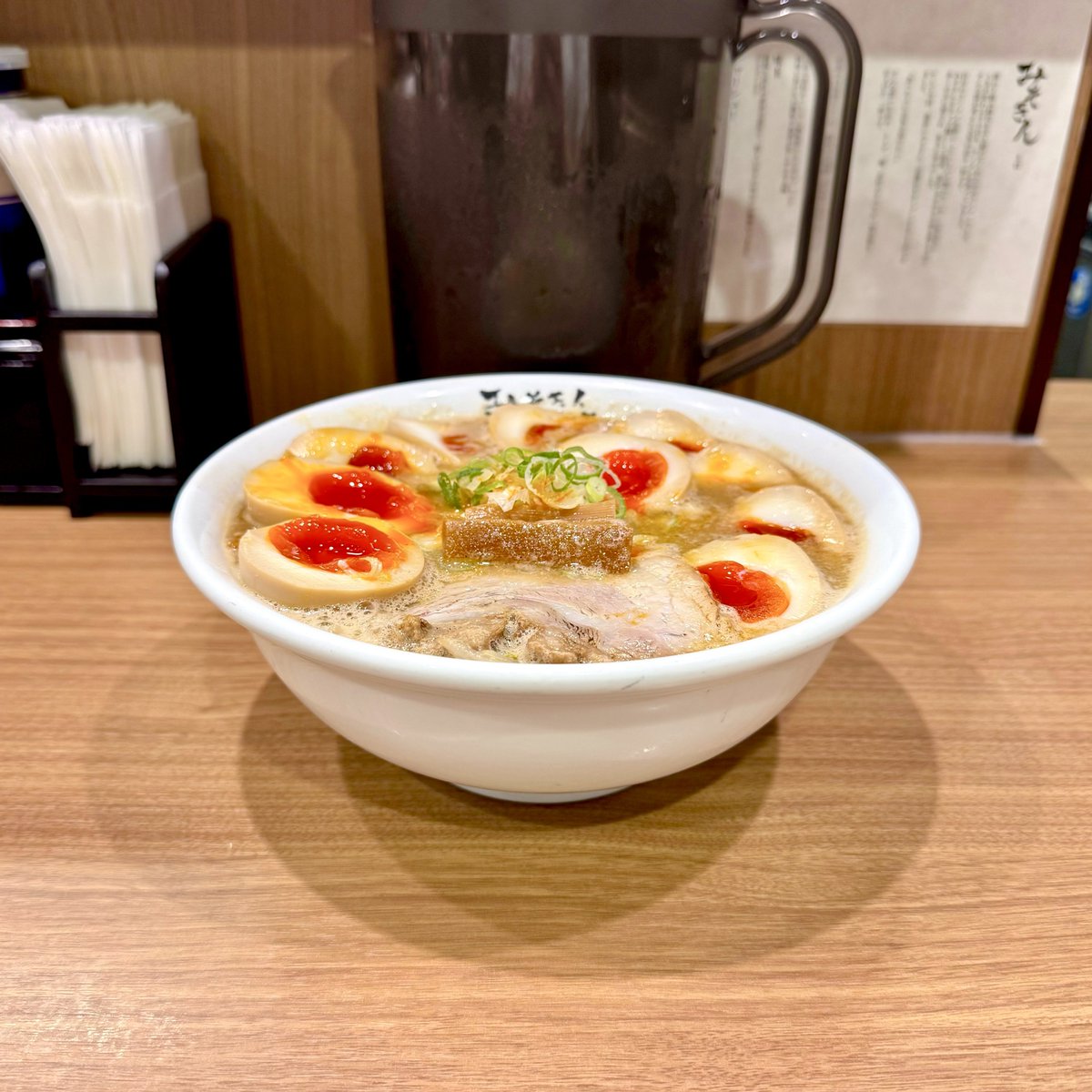 harapecooh29's tweet photo. みそきん 池袋店
みそきん¥1200 ※予約時前払い
たまきん¥900(味玉×5)

表面が泡立つエスプーマスープは動物系の強い旨味を白味噌の風味がまとめ上げ、ニンニクのパンチがクセになる美味しさ！鮮やかな味玉は黄身が濃厚で濃厚味噌を上書きする美味しさ！ご馳走様でした https://t.co/6KWcSjYYFa