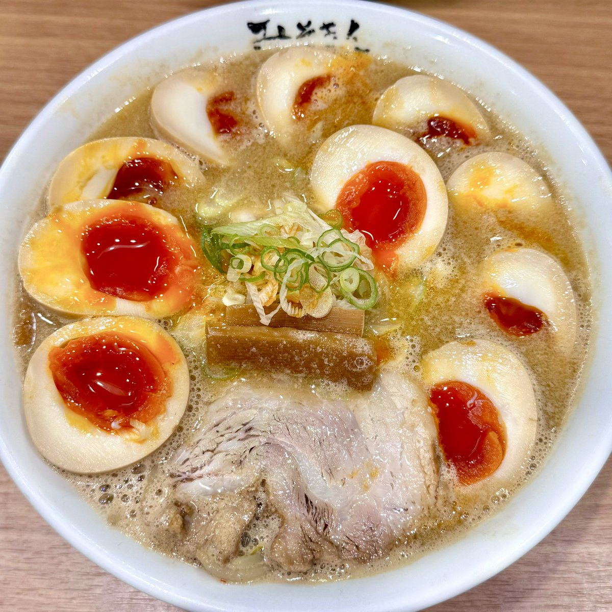 harapecooh29's tweet photo. みそきん 池袋店
みそきん¥1200 ※予約時前払い
たまきん¥900(味玉×5)

表面が泡立つエスプーマスープは動物系の強い旨味を白味噌の風味がまとめ上げ、ニンニクのパンチがクセになる美味しさ！鮮やかな味玉は黄身が濃厚で濃厚味噌を上書きする美味しさ！ご馳走様でした https://t.co/6KWcSjYYFa