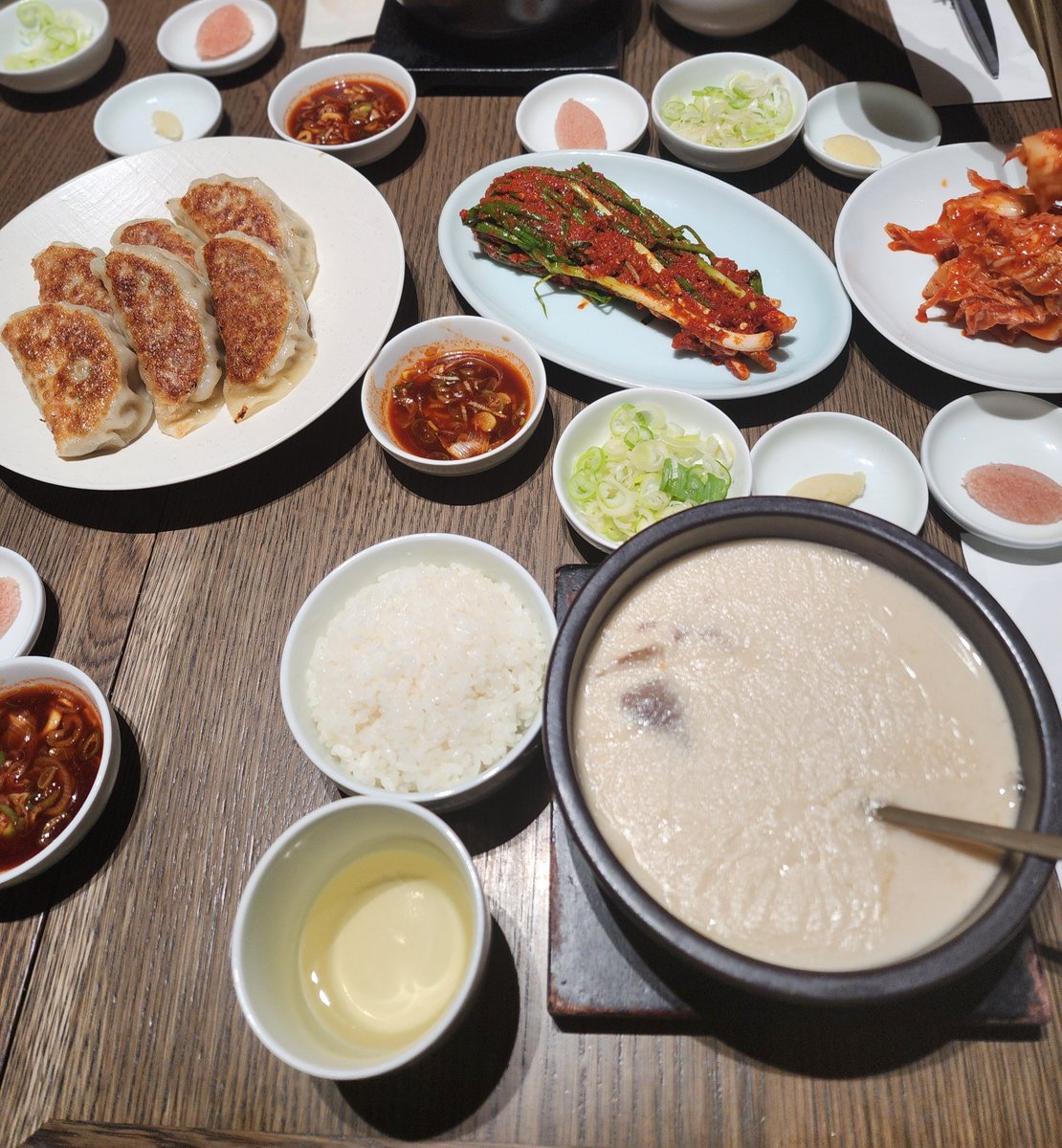 dohjiyeong's tweet photo. #거대곰탕서초점
농후곰탕과 군만두!
진짜 맛있어요!

방송이후 바빠져서
떡갈비는 판매중지 했다고 함 https://t.co/qs006xESST